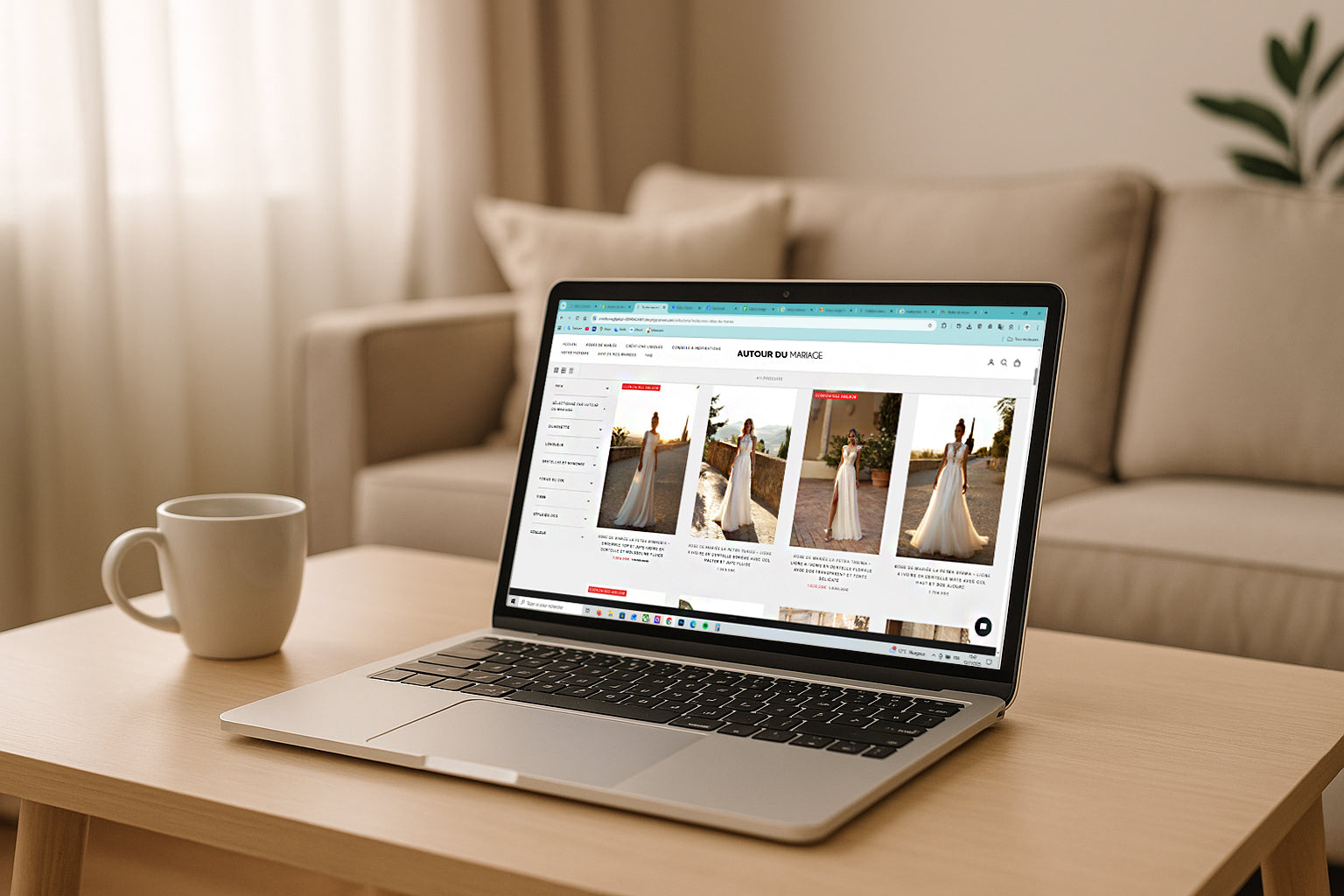 Un ordinateur posé sur un table pour commander une robe de mariée en ligne de chez autour du mariage le site internet