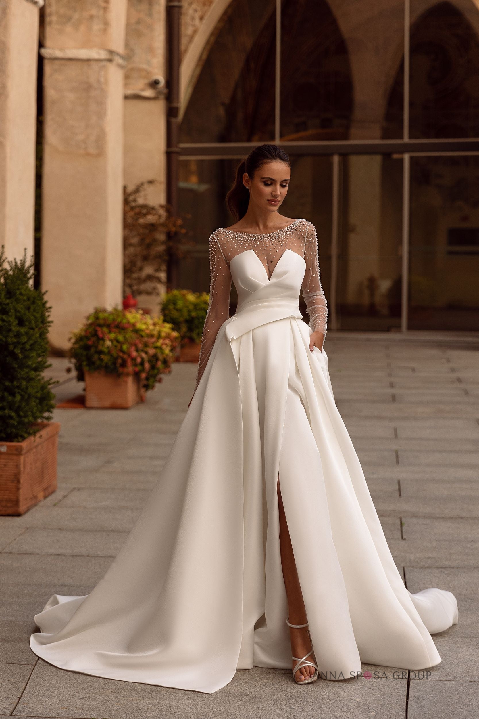 Robe de mariée Armentha Anna Sposa – modèle élégant à manches longues et sur-jupe fluide – Autour du Mariage