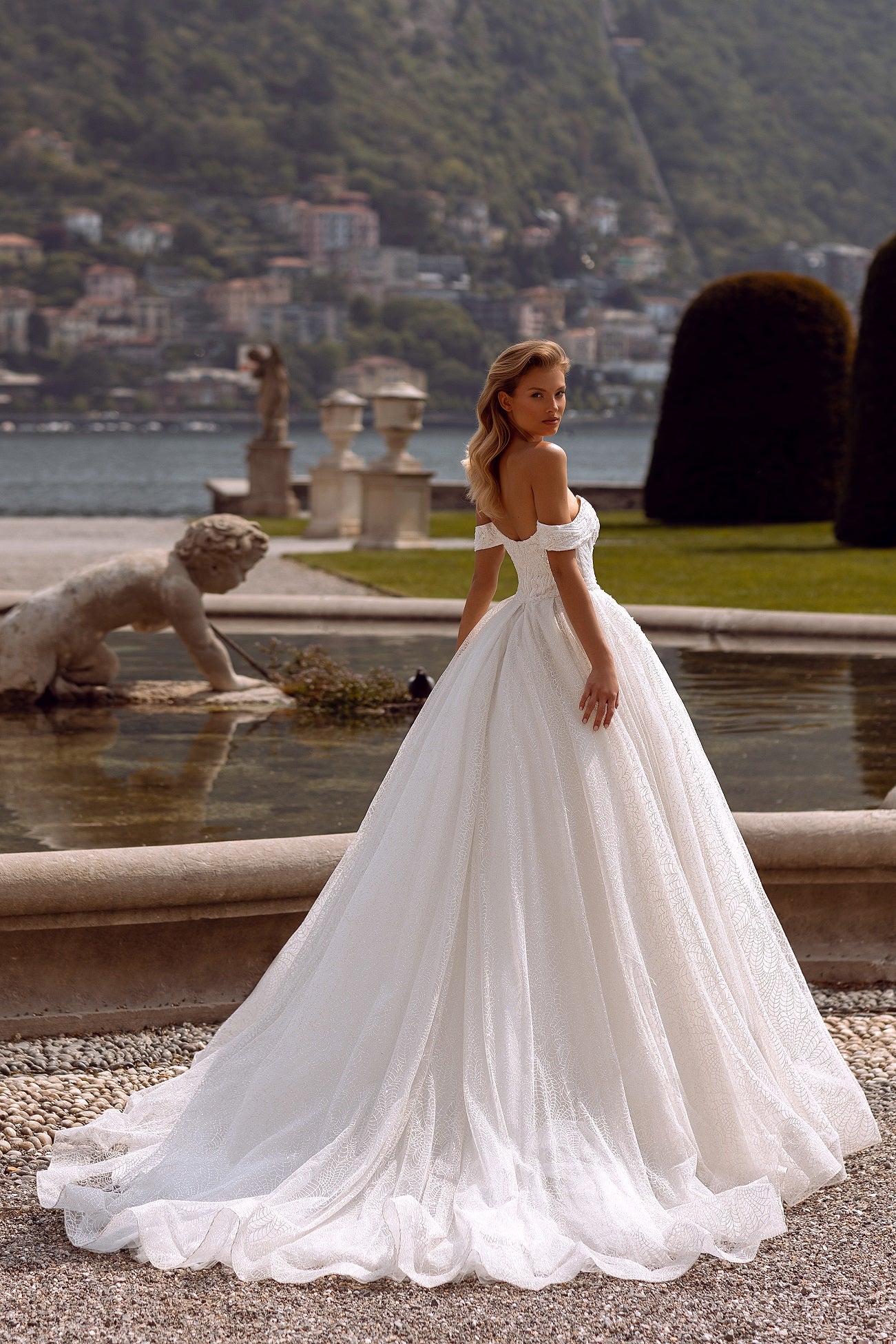 Robe de mariée Lady Di Bride 1003 – Princesse col bateau en coeur en dentelle perlée