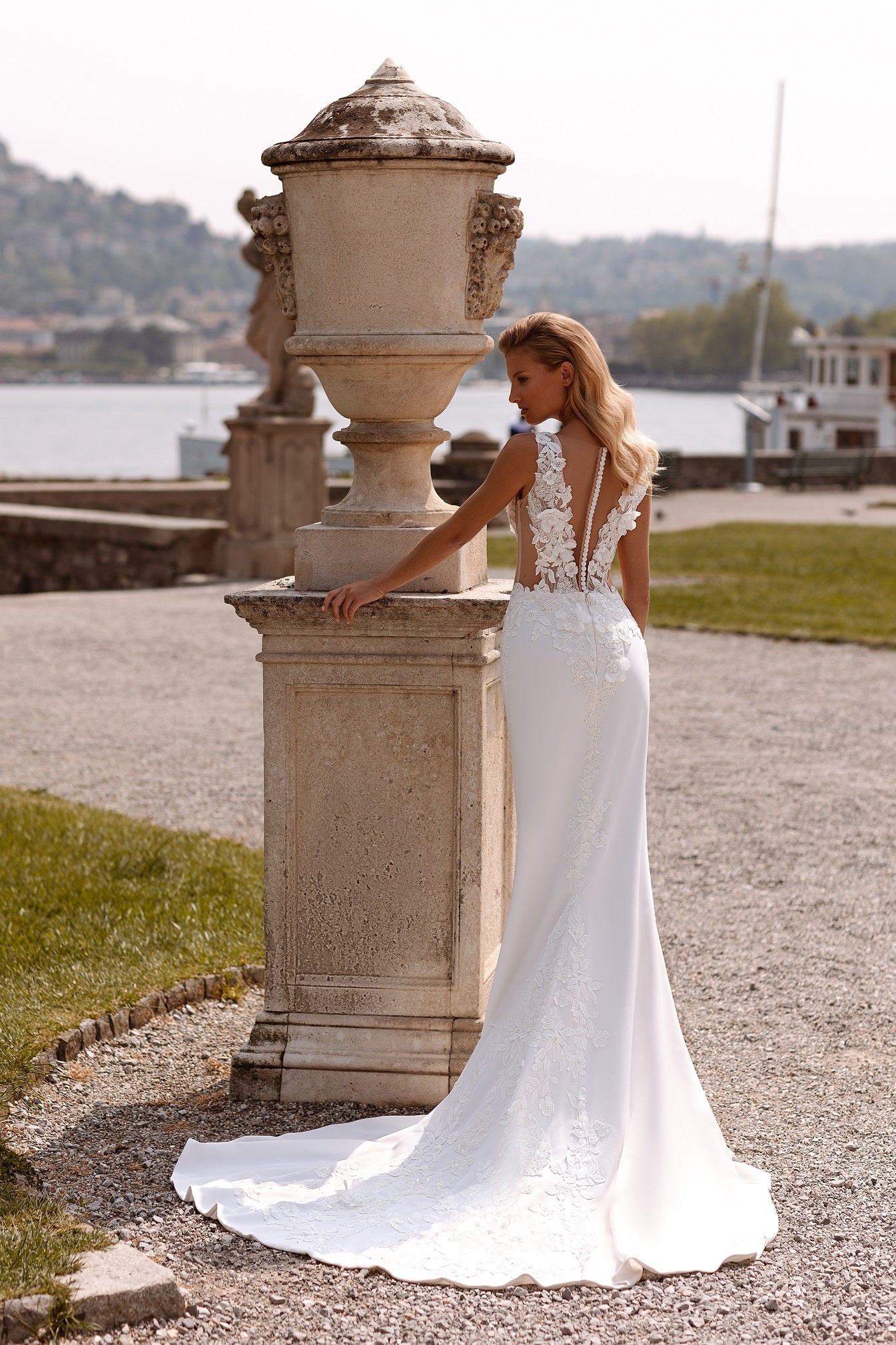 Robe de mariée Lady Di Bride 1005 – sirène fourreau en dentelle florale à relief