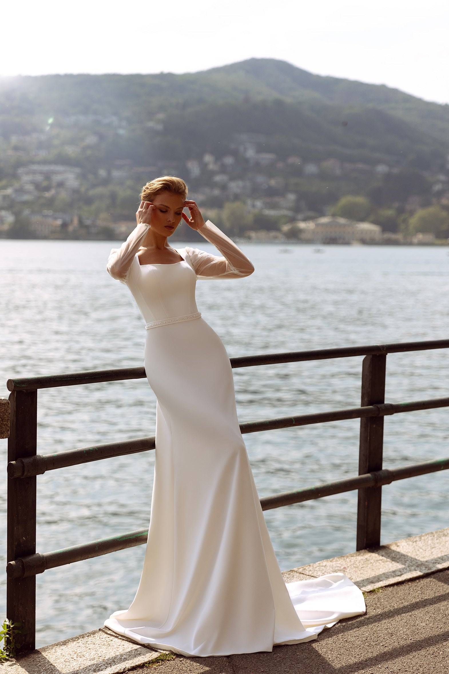 Robe de mariée Lady Di Bride 1007 – Élégance minimaliste en crêpe avec manches longues en tulle