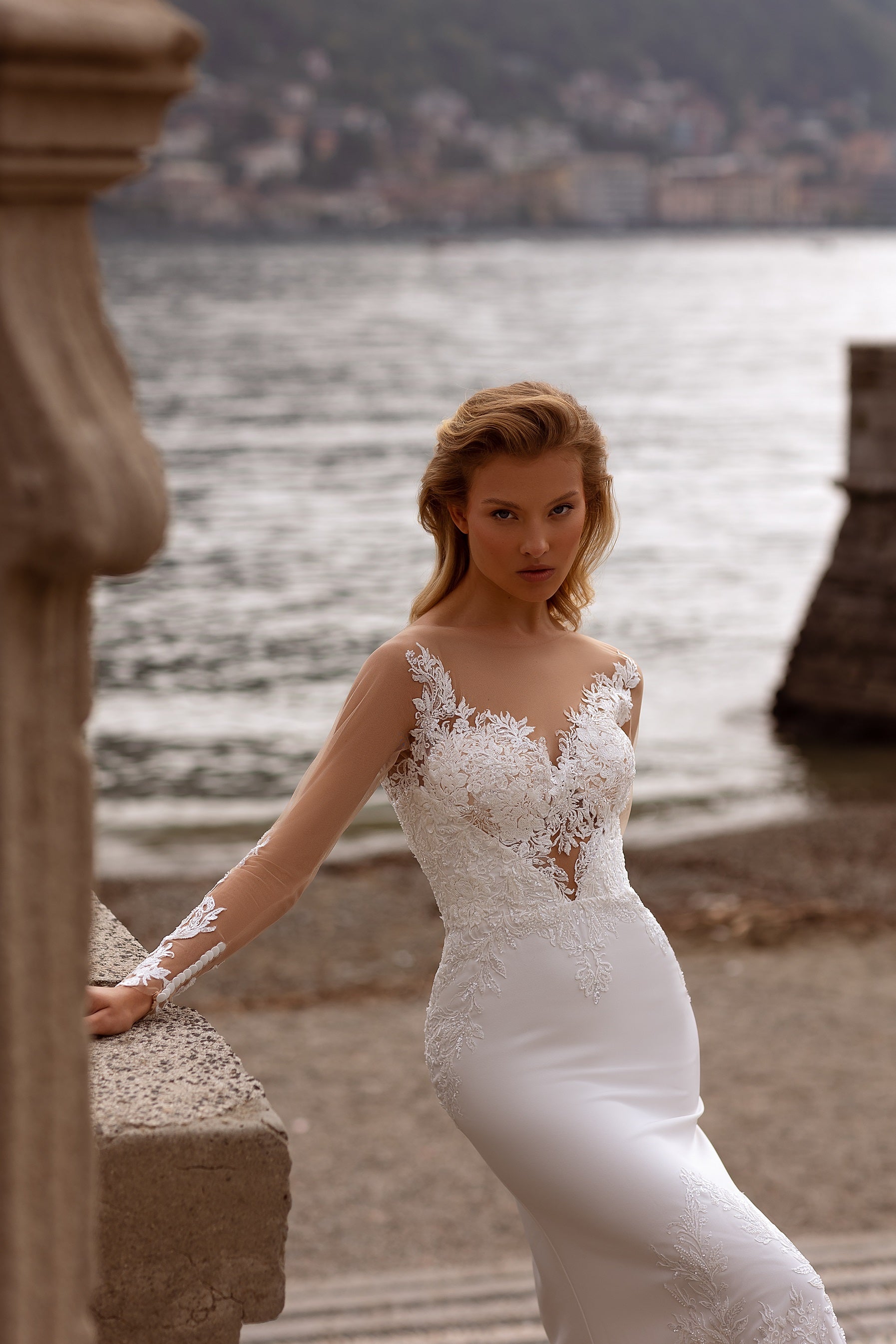 Robe de mariée fourreau Lady Di Bride 1014 – Coupe sirène, manches longues et dentelle
