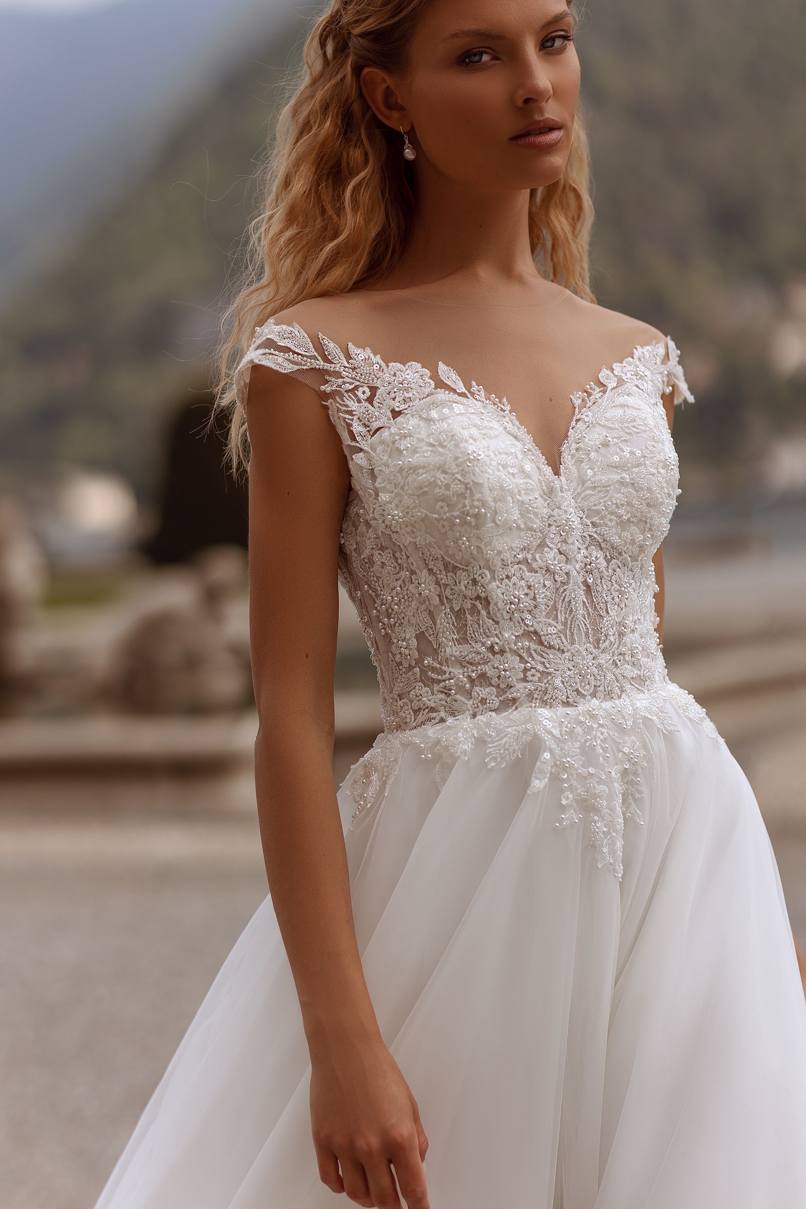 Robe de mariée Princesse Lady Di Bride 1022 – Corsage col bateau perlé et jupe en tulle italien