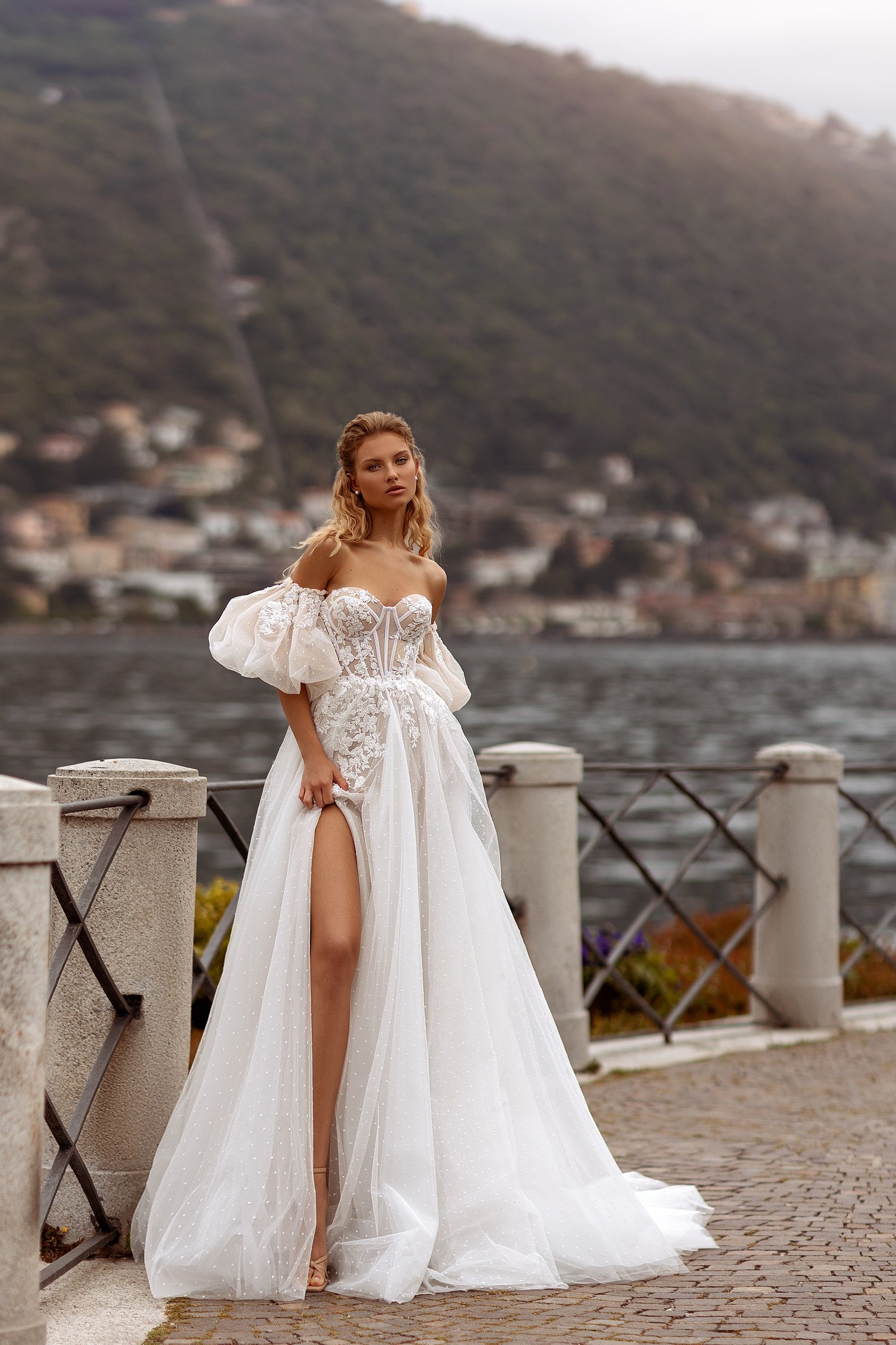 Robe de mariée Lady Di Bride 1024 – A-line plumetis effet corset, manches amovibles et jupe fendue