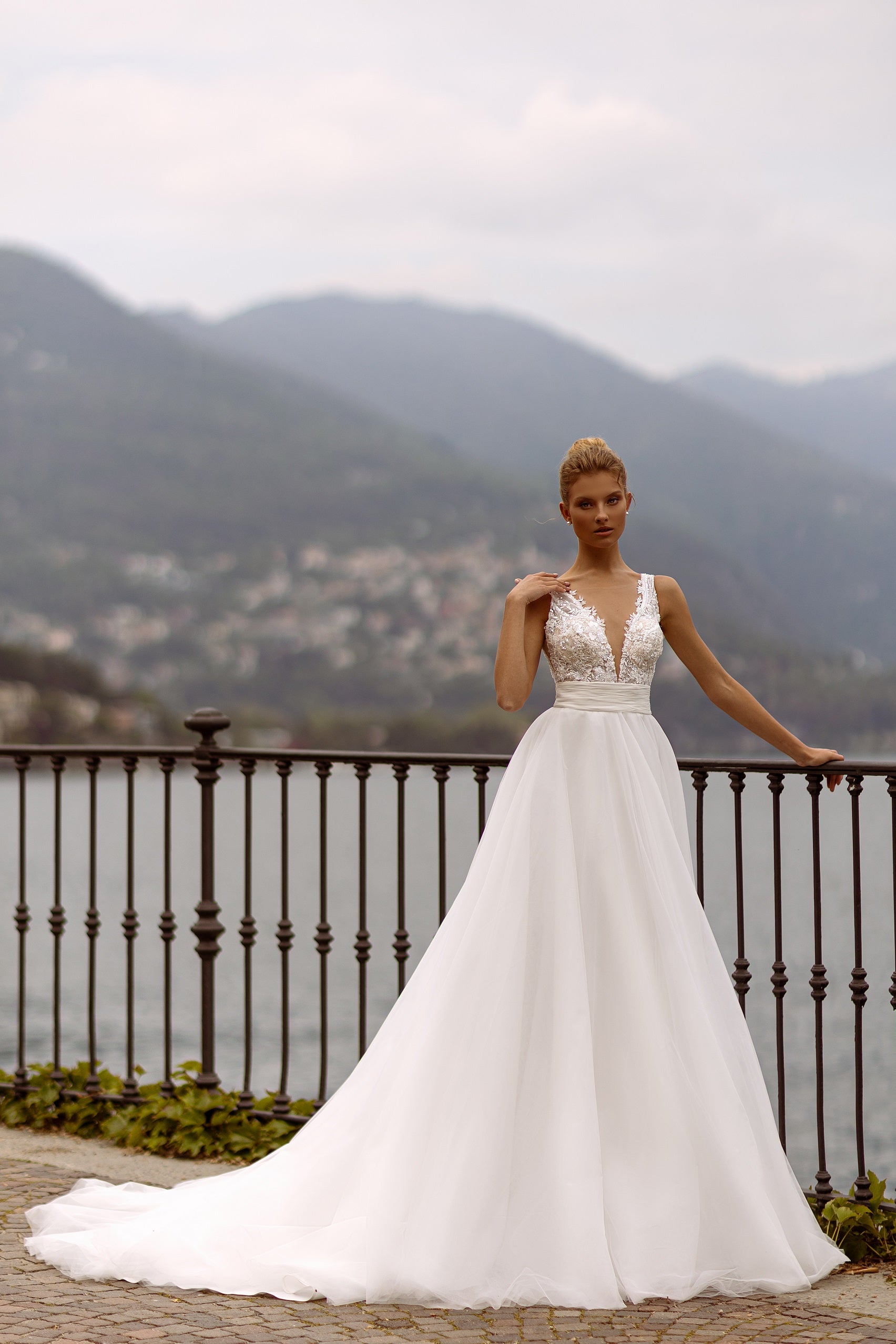 Robe de mariée A-line Lady Di Bride 1028 – Décolleté en V et jupe fluide en tulle