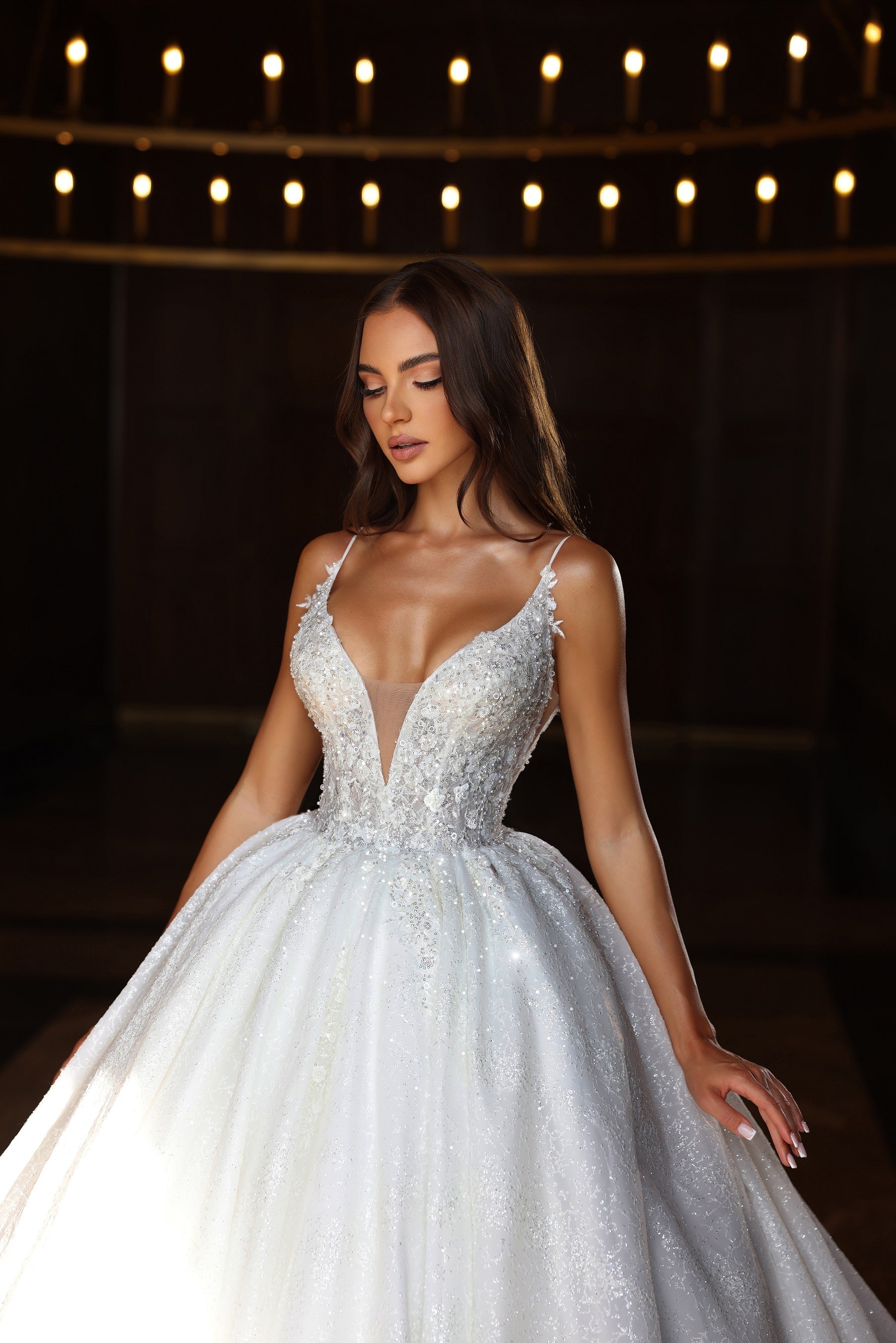 Robe de mariée Lady Di Bride 1103 – Princesse volumineuse scintillante à décolleté plongeant, fines bretelles