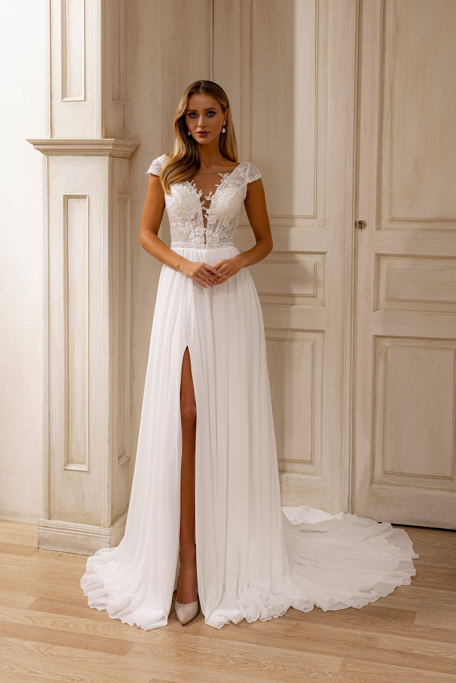 Robe de mariée Lady Di Bride 1205 – A-line en mousseline avec dentelle brillante et fente élégante