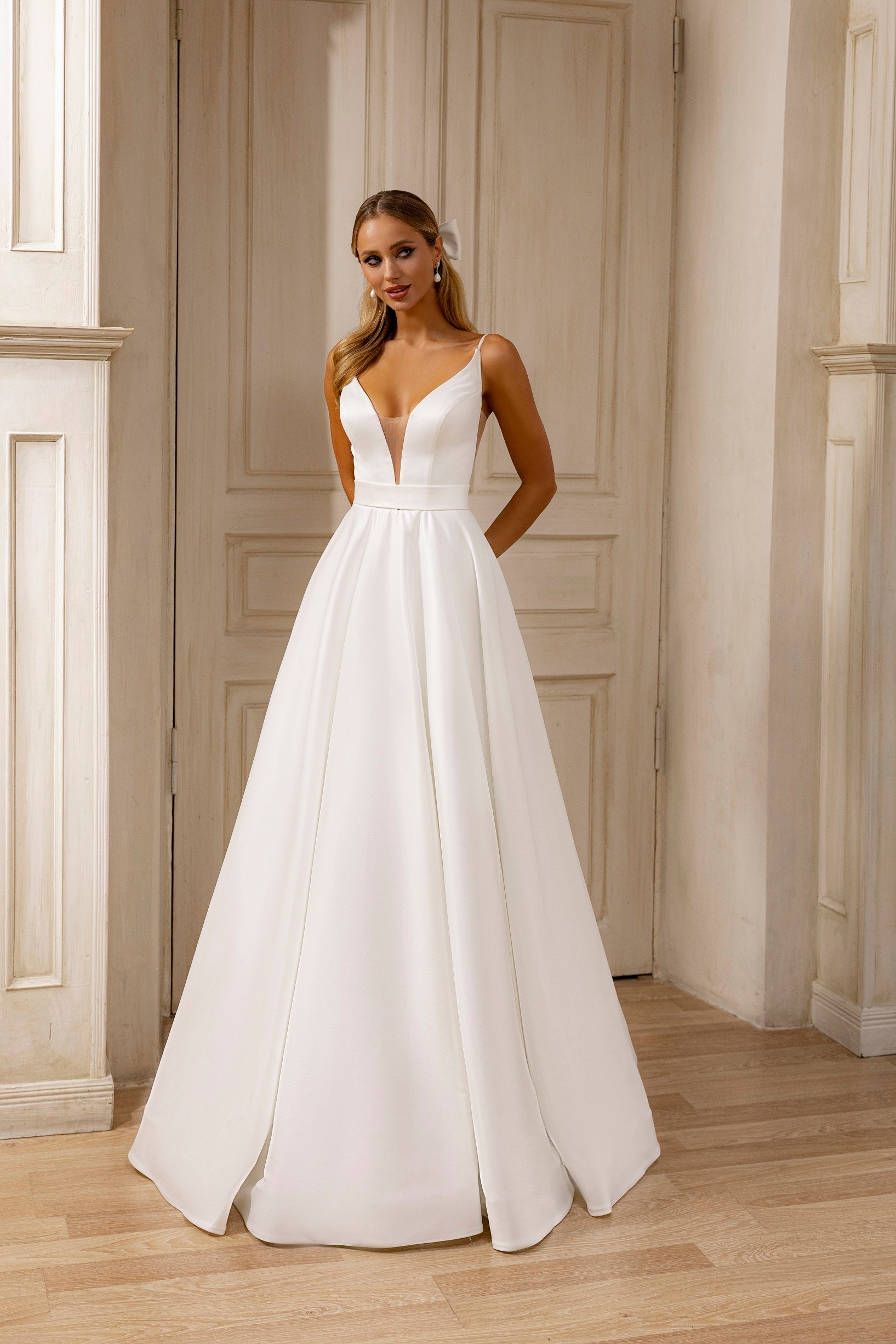 Robe de mariée Lady Di Bride 1206 – A-line minimaliste en satin avec bretelles fines nœud