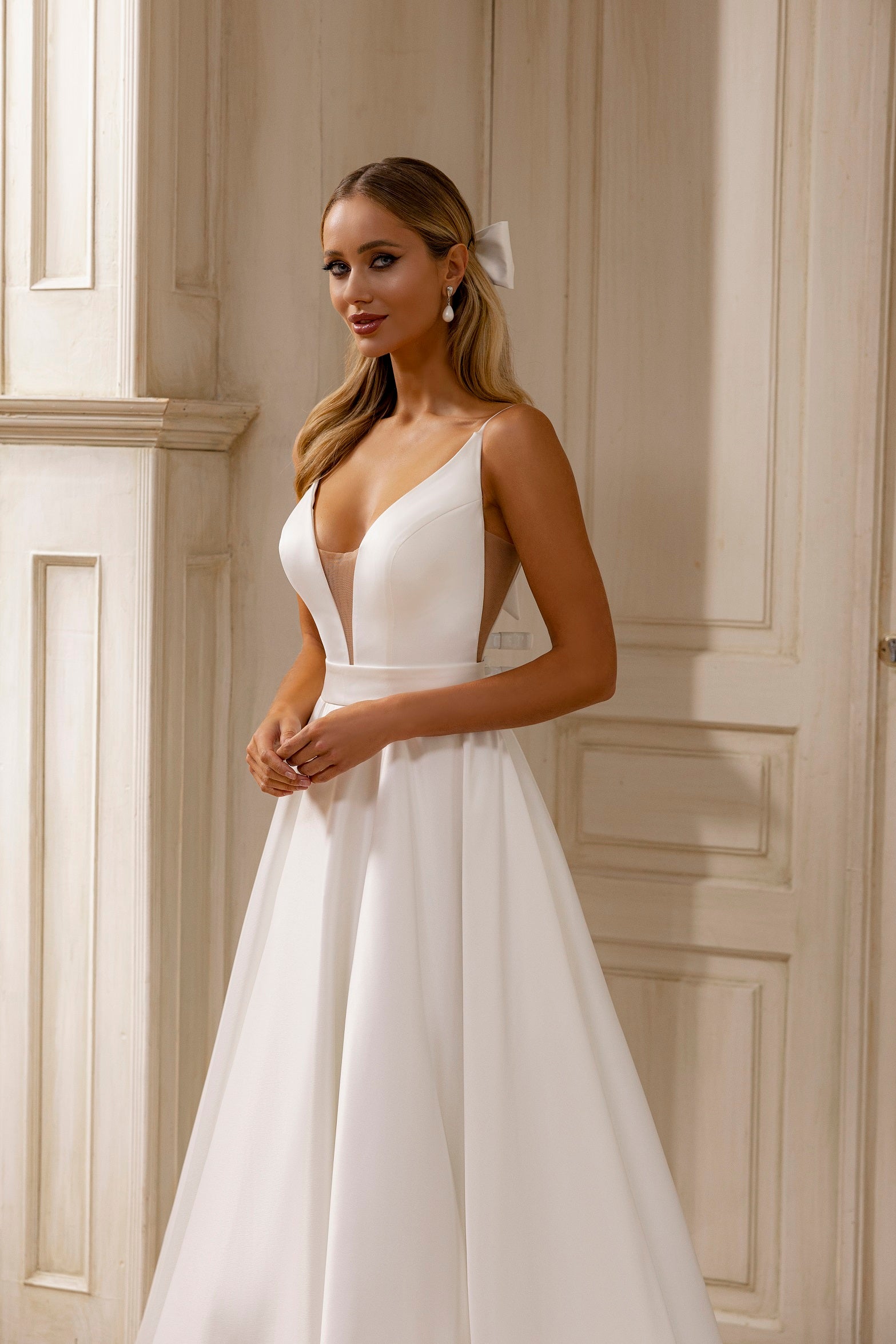 Robe de mariée Lady Di Bride 1206 – A-line minimaliste en satin avec bretelles fines nœud