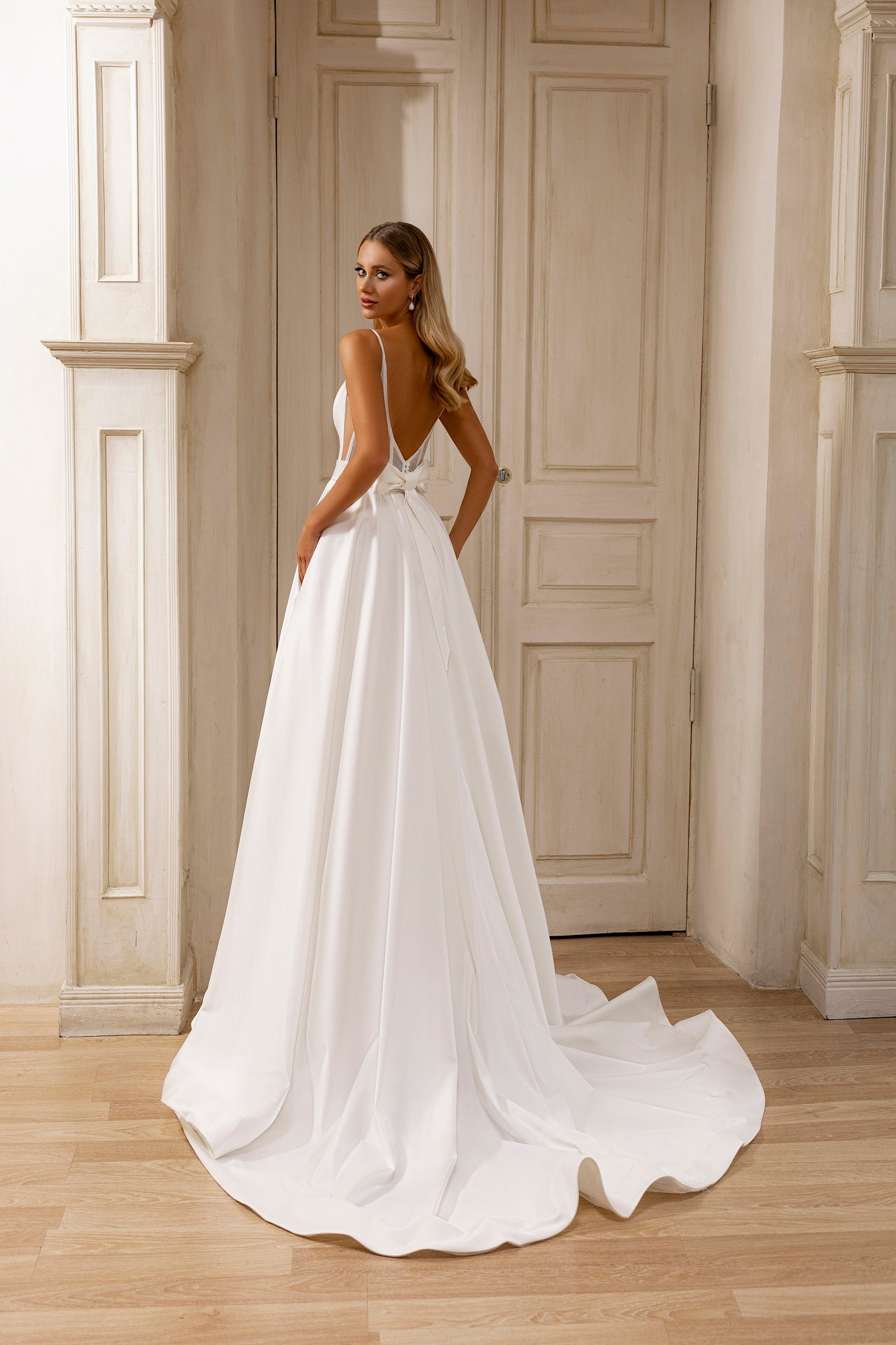 Robe de mariée Lady Di Bride 1206 – A-line minimaliste en satin avec bretelles fines nœud