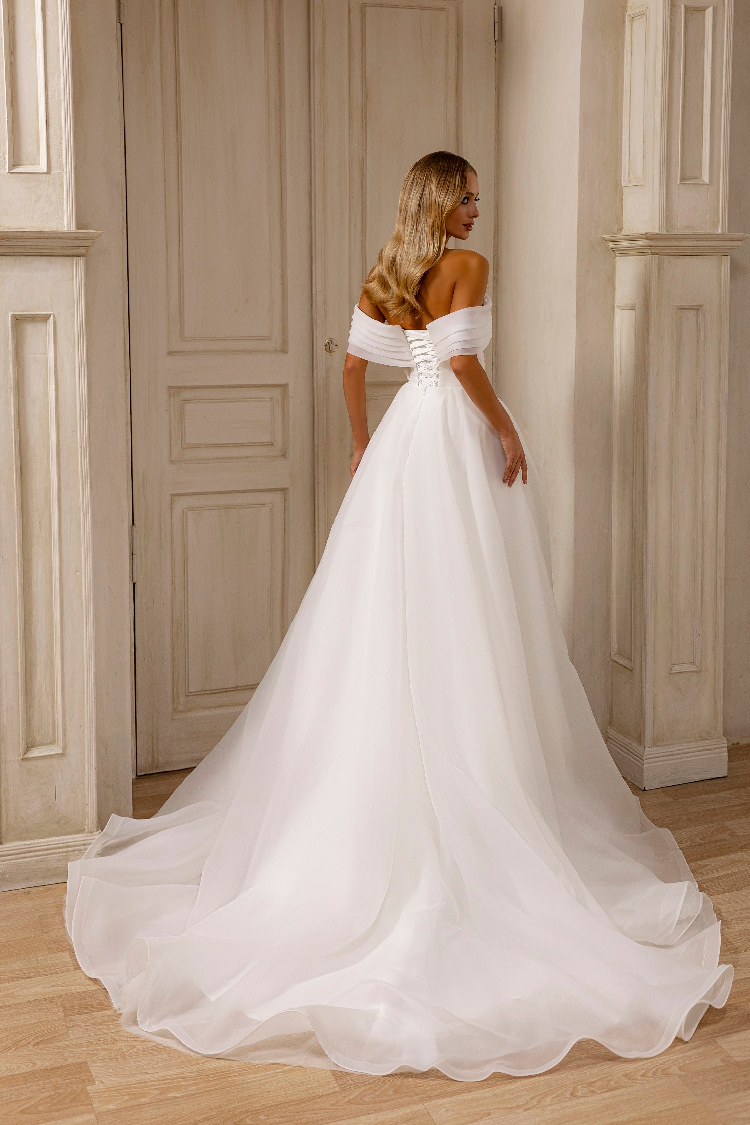 Robe de mariée Lady Di Bride 1208 – A-line en organza avec fente et épaules dénudées col bateau