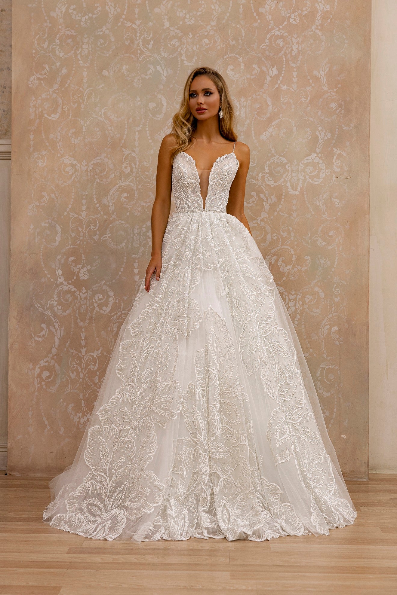 Robe de mariée Lady Di Bride 1211 – A-line en dentelle brillante avec décolleté profond
