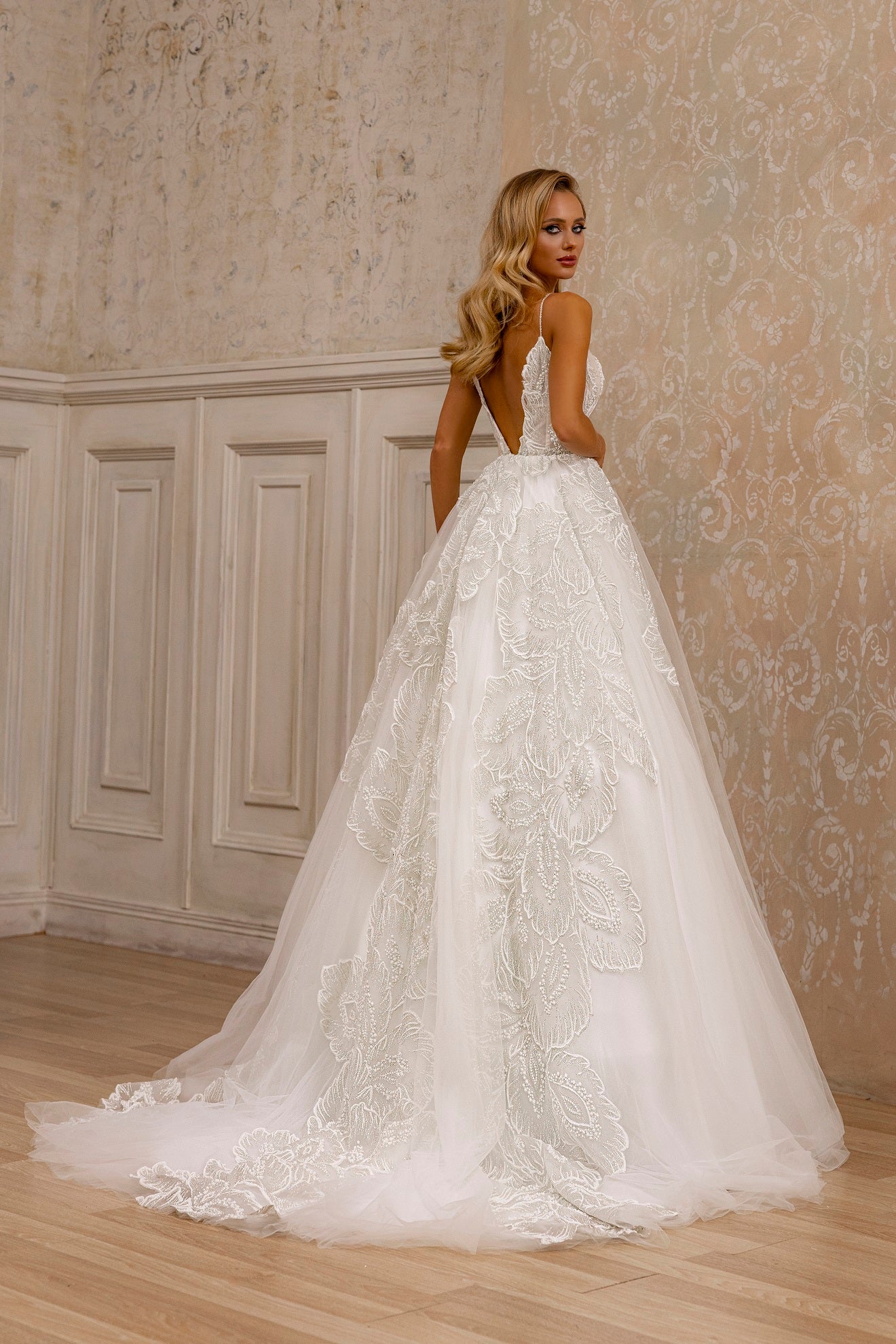Robe de mariée Lady Di Bride 1211 – A-line en dentelle brillante avec décolleté profond