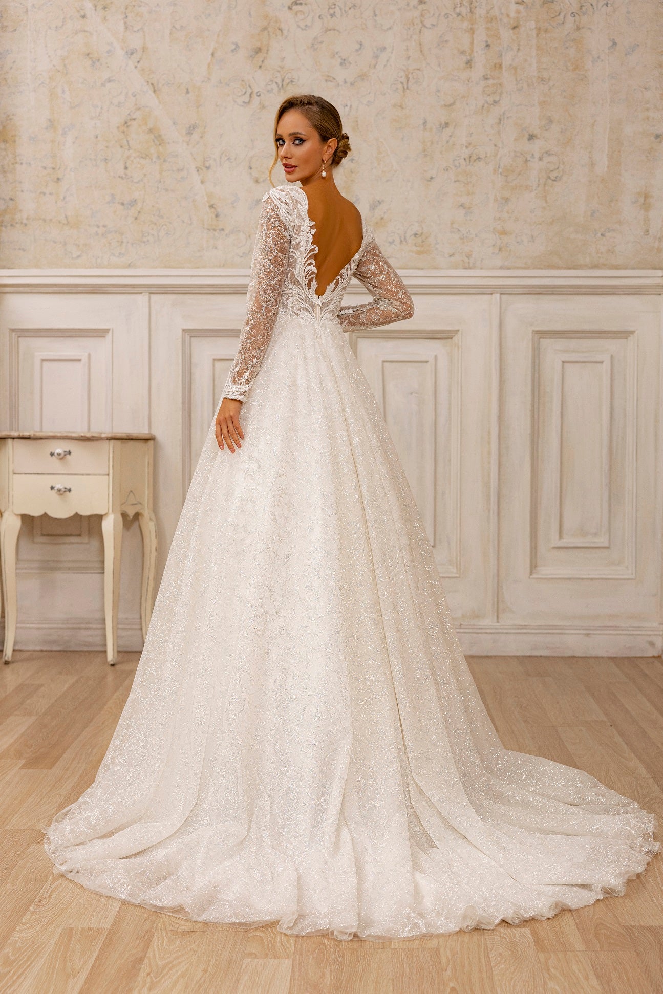 Robe de mariée Lady Di Bride 1215 – A-line scintillante en dentelle perlée avec manches longues