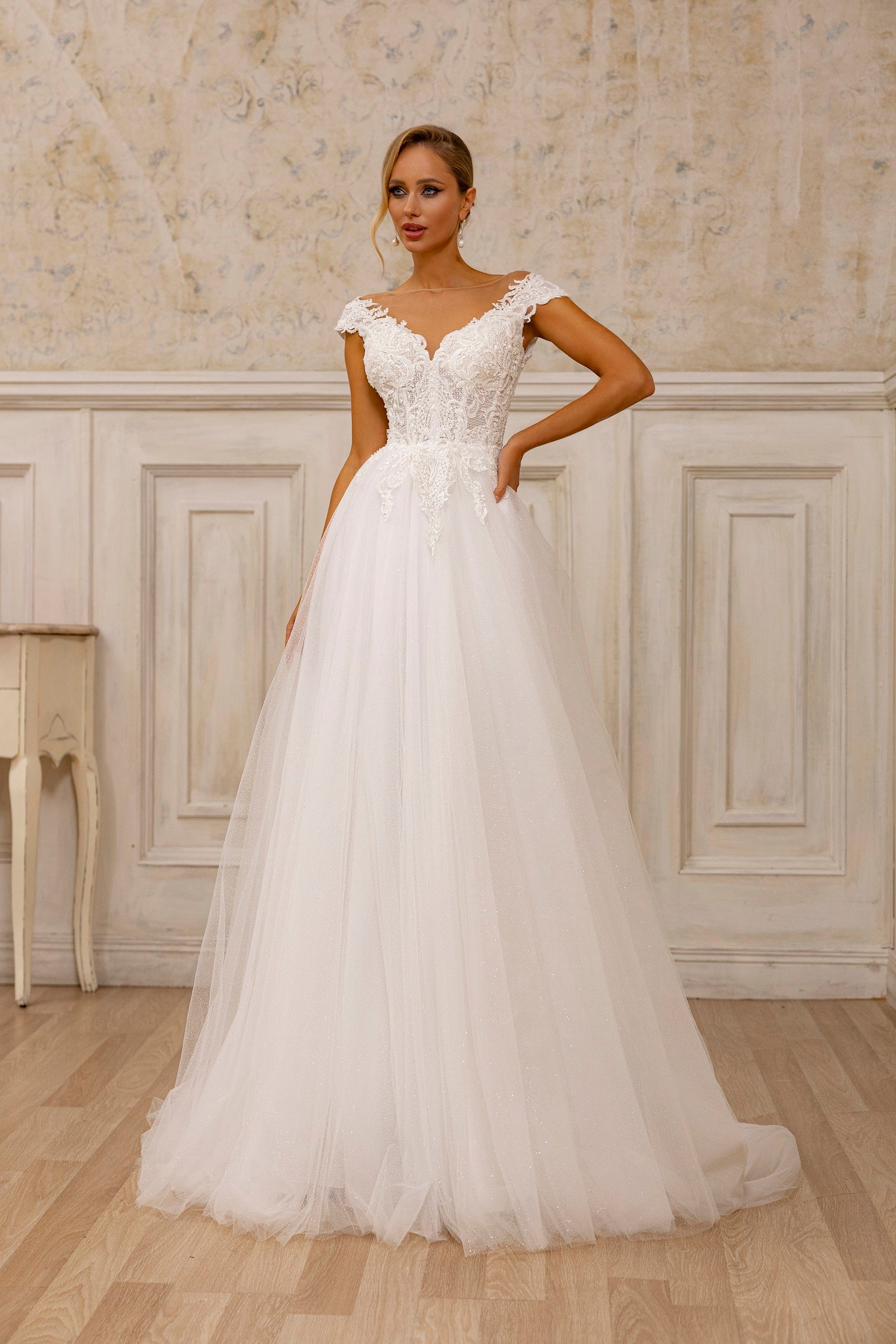 Robe de mariée Lady Di Bride 1219 – A-line en tulle scintillant avec manches tombantes et dentelle