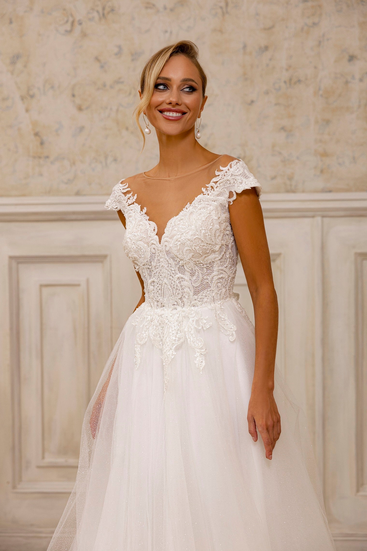 Robe de mariée Lady Di Bride 1219 – A-line en tulle scintillant avec manches tombantes et dentelle