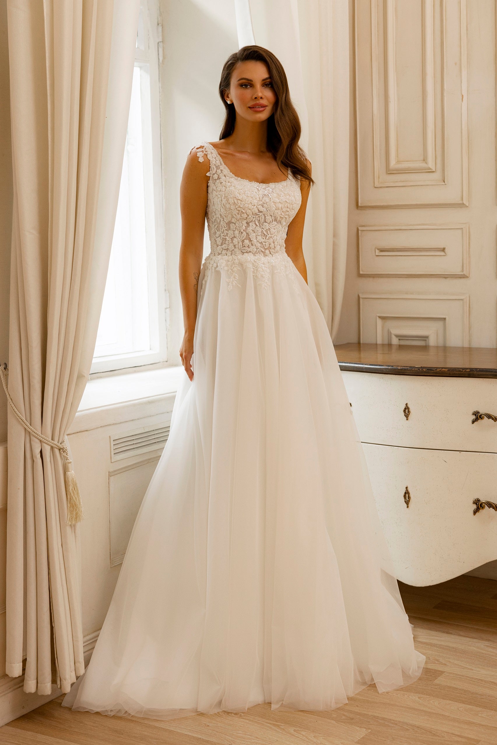 Robe de mariée Lady Di Bride 1225 – A-line en tulle avec dentelle col carré et manches courtes