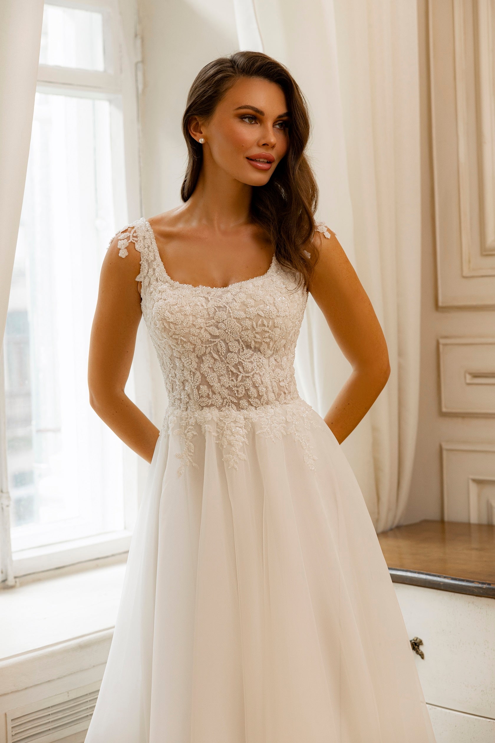 Robe de mariée Lady Di Bride 1225 – A-line en tulle avec dentelle col carré et manches courtes