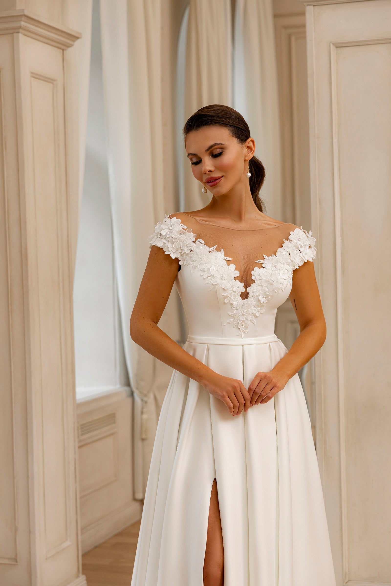 Robe de mariée Lady Di Bride 1231 – Satin A-line élégant avec fleurs appliquées et fente, col bateau