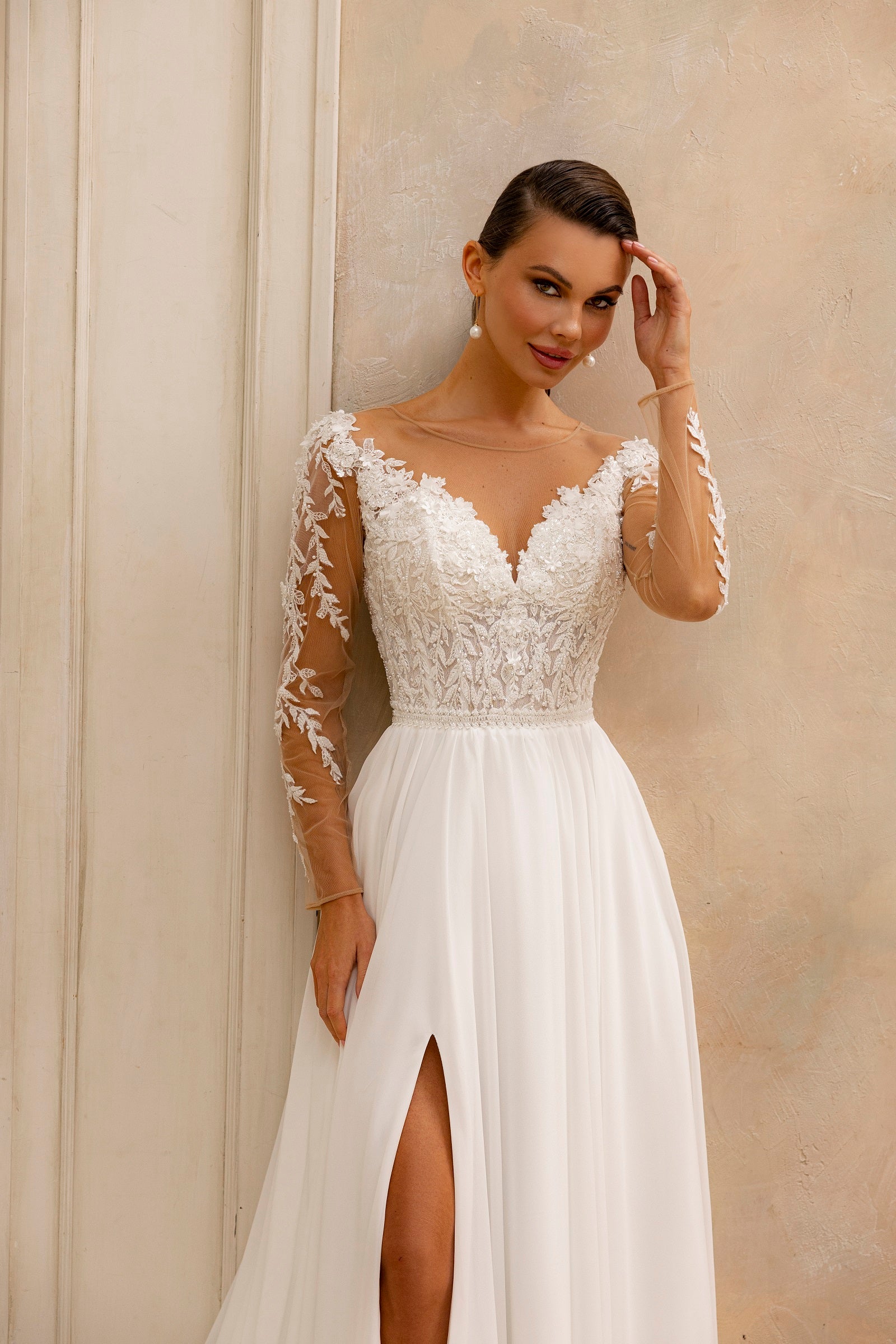 Robe de mariée Lady Di Bride 1235 – Mousseline fluide, manches longues et fente élégante