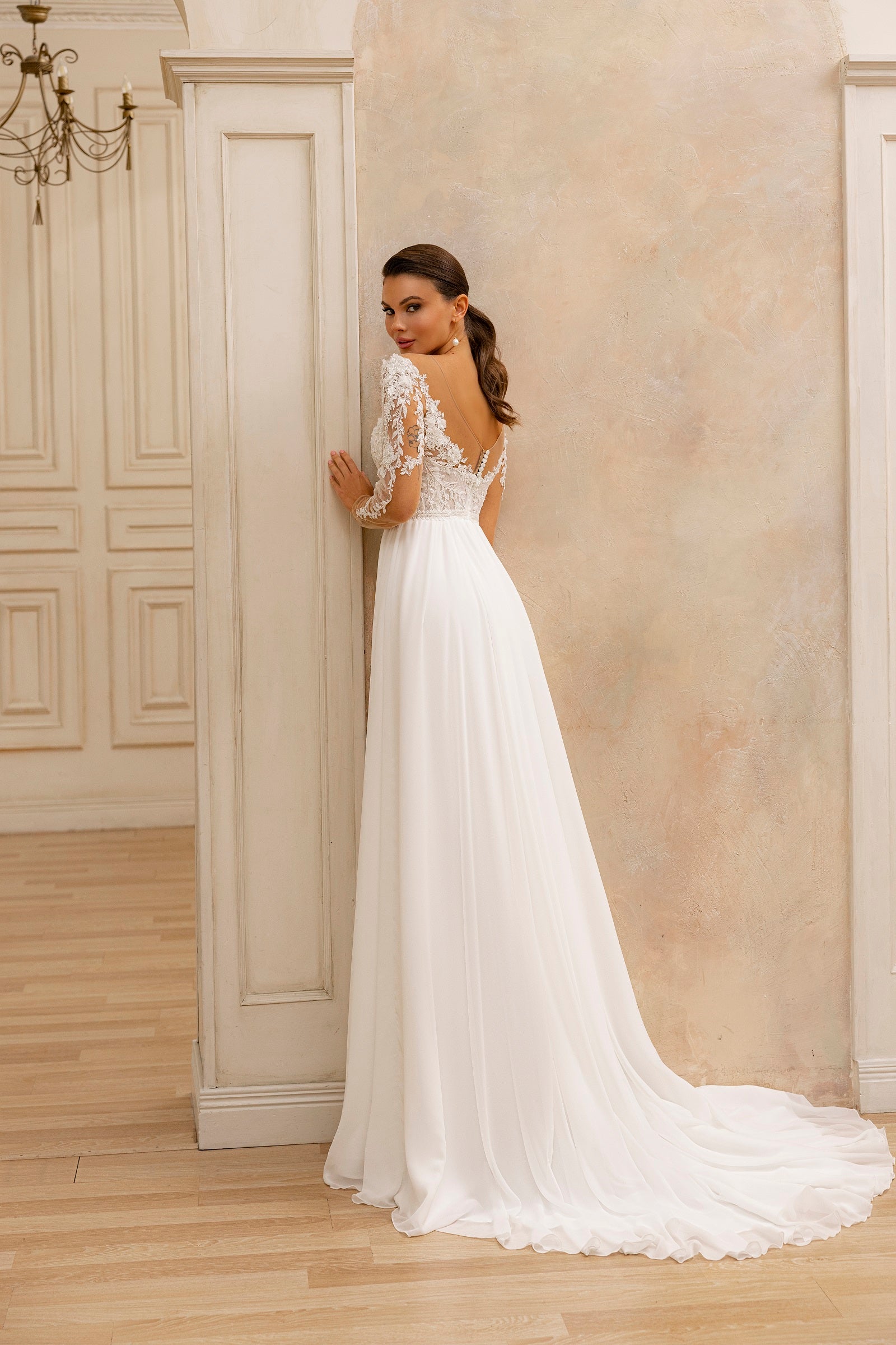 Robe de mariée Lady Di Bride 1235 – Mousseline fluide, manches longues et fente élégante