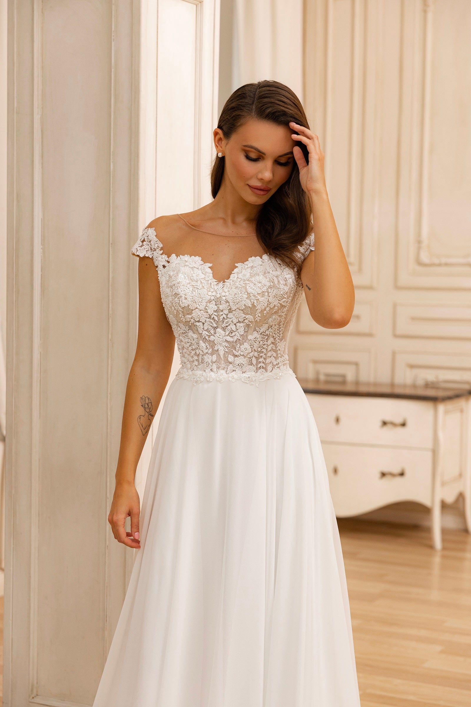Robe de mariée Lady Di Bride 1238 – col bateau jupe mousseline fluide avec dentelle boutons dans le dos