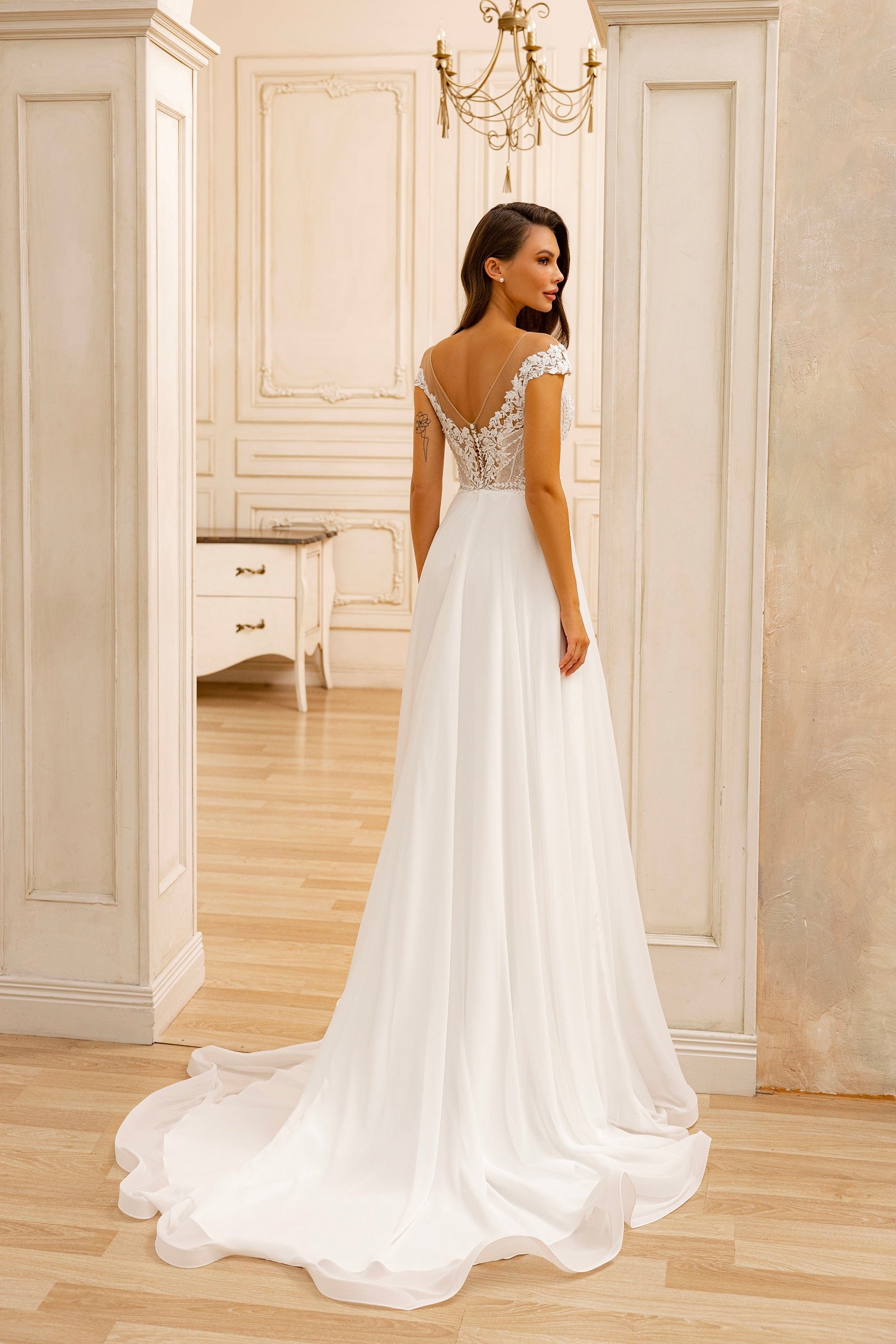 Robe de mariée Lady Di Bride 1238 – col bateau jupe mousseline fluide avec dentelle boutons dans le dos