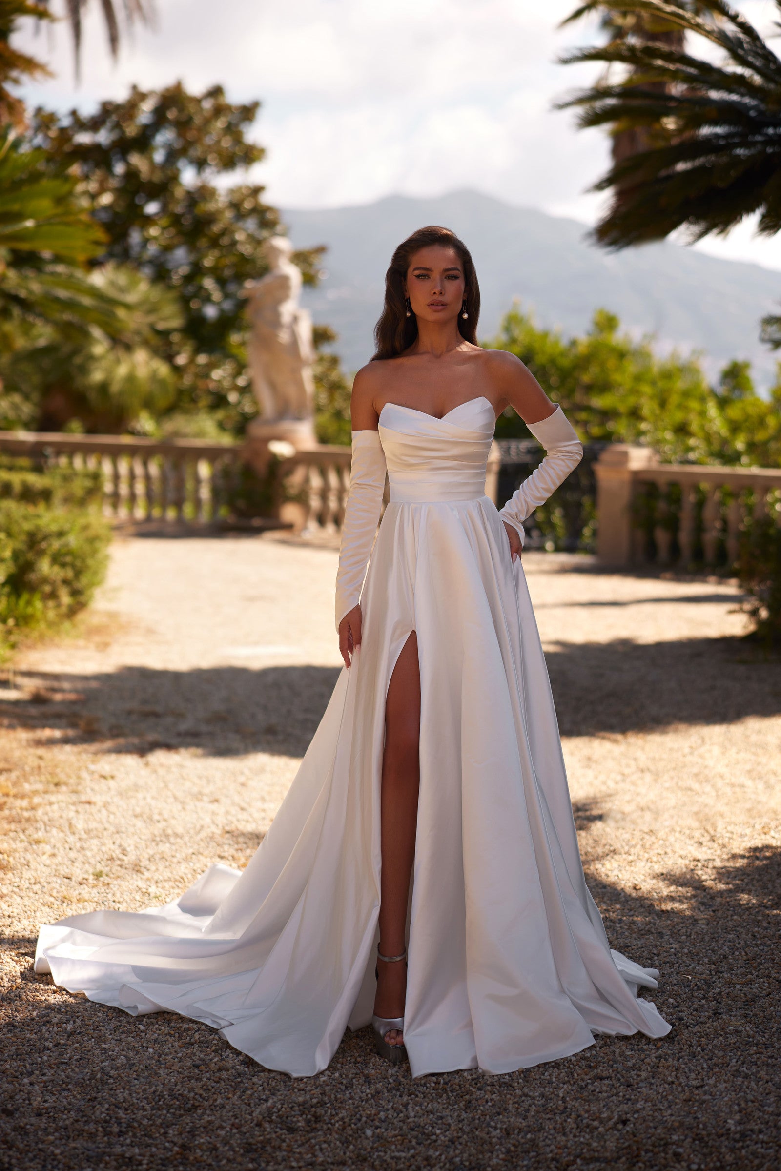 Robe de mariée A-line Lady Di Bride 1402 – Fluide satin moderne avec fente et gants longs amovibles