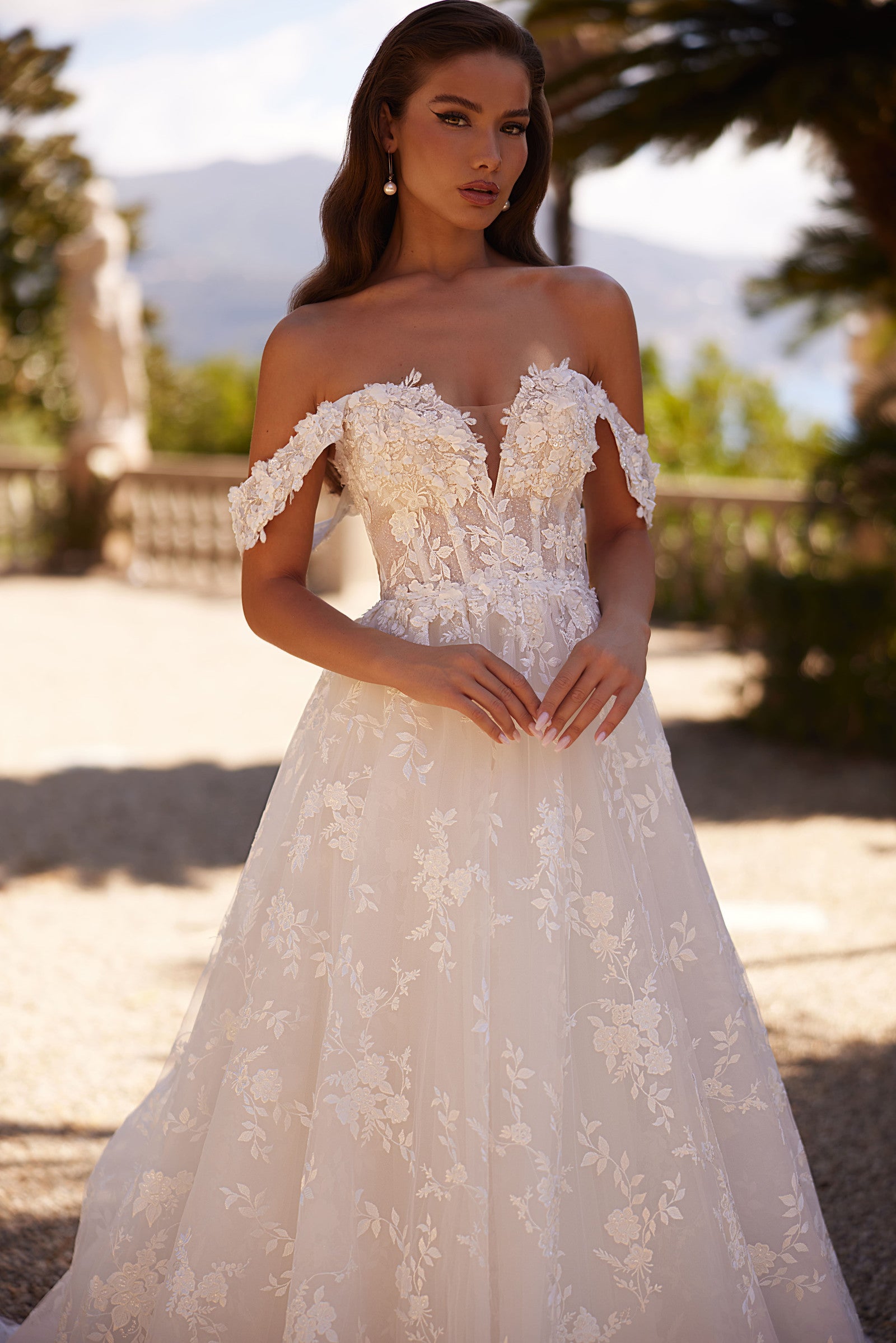 Robe de mariée Lady Di Bride 1407 Col bateau princesse, broderies florales, volant à l'arrière
