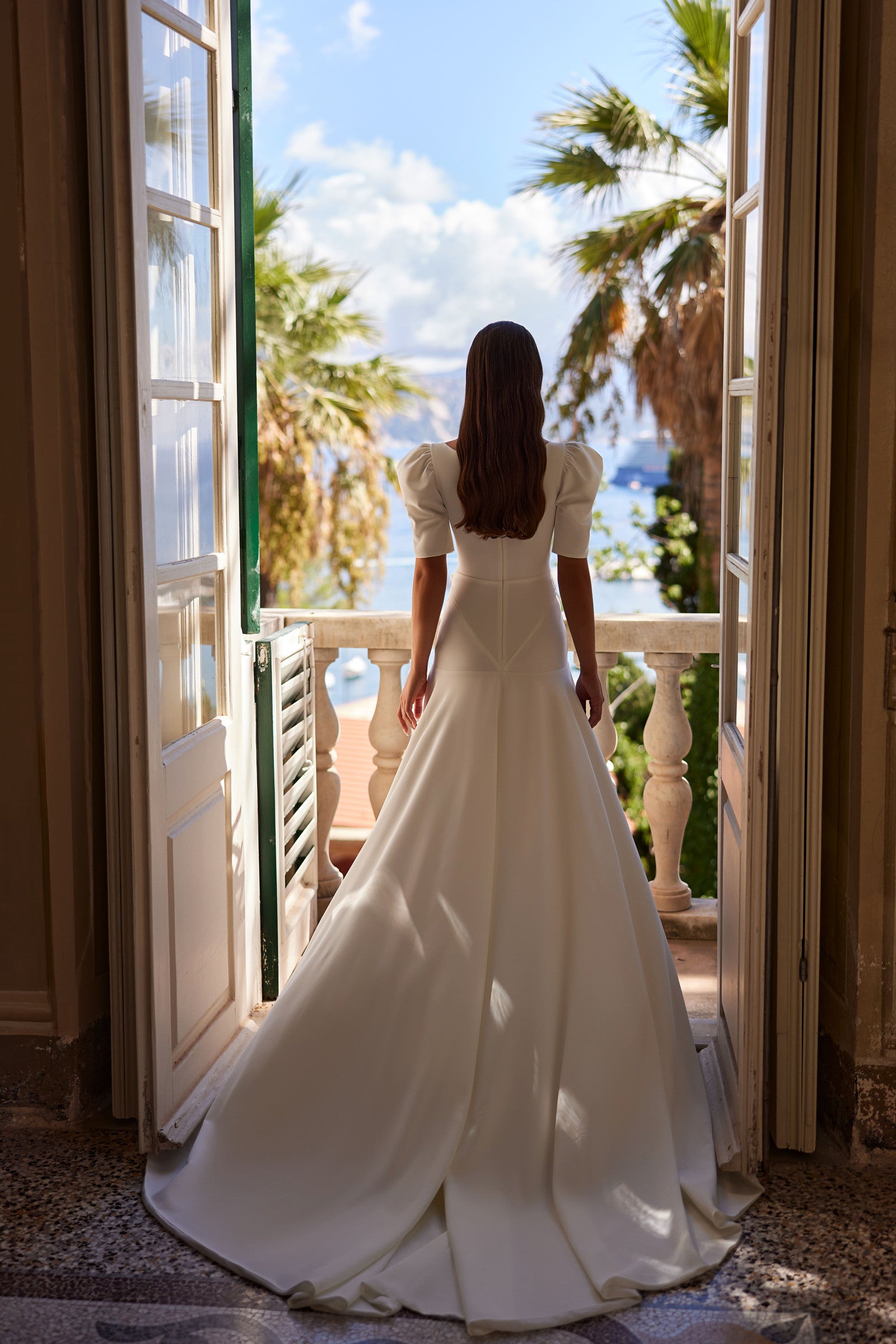 Robe de mariée Lady Di Bride 1409 – Élégance minimaliste avec manches courtes structurées