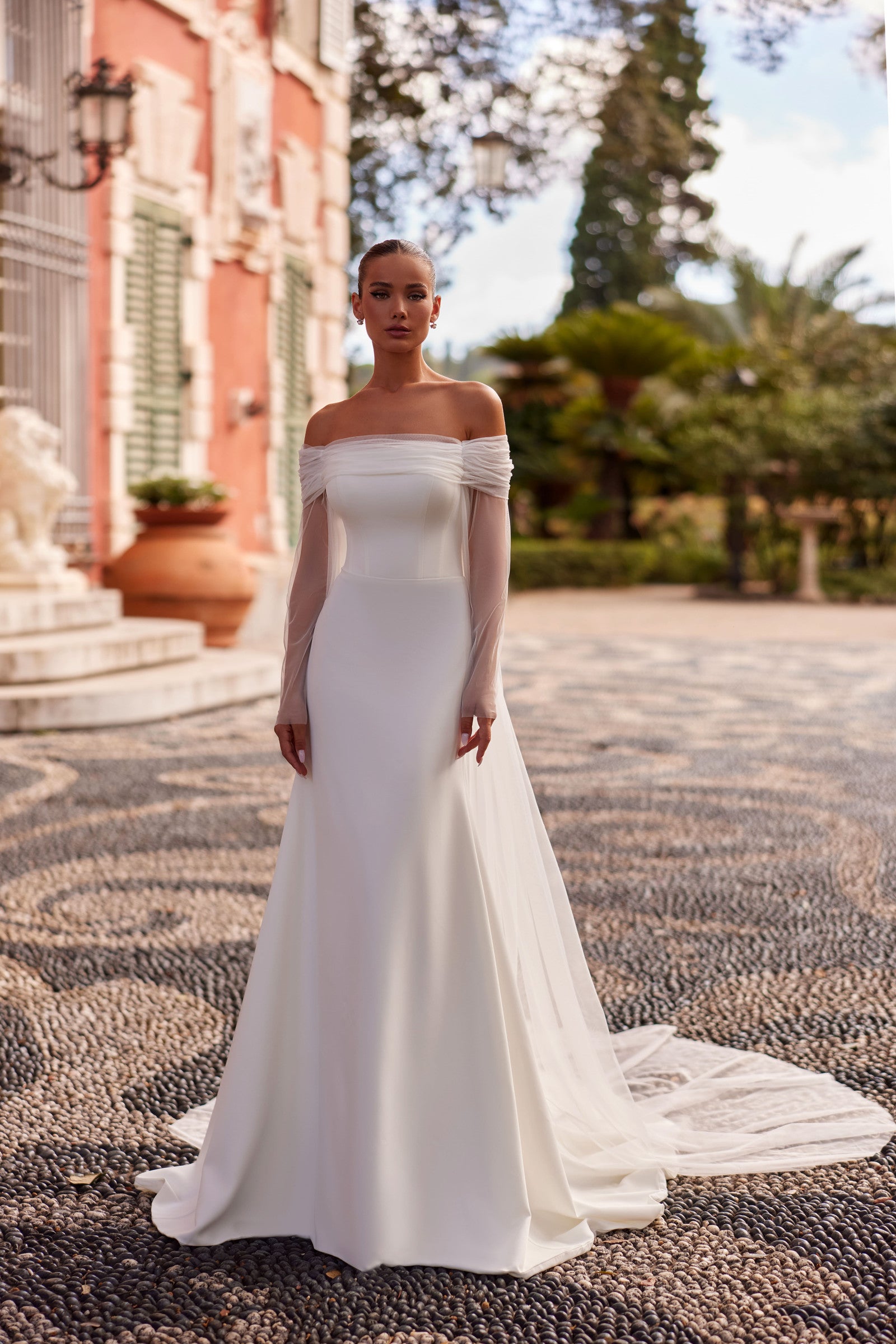 Robe de mariée Lady Di Bride 1412 – Droite fourreau minimaliste avec cape amovible tulle col bateau