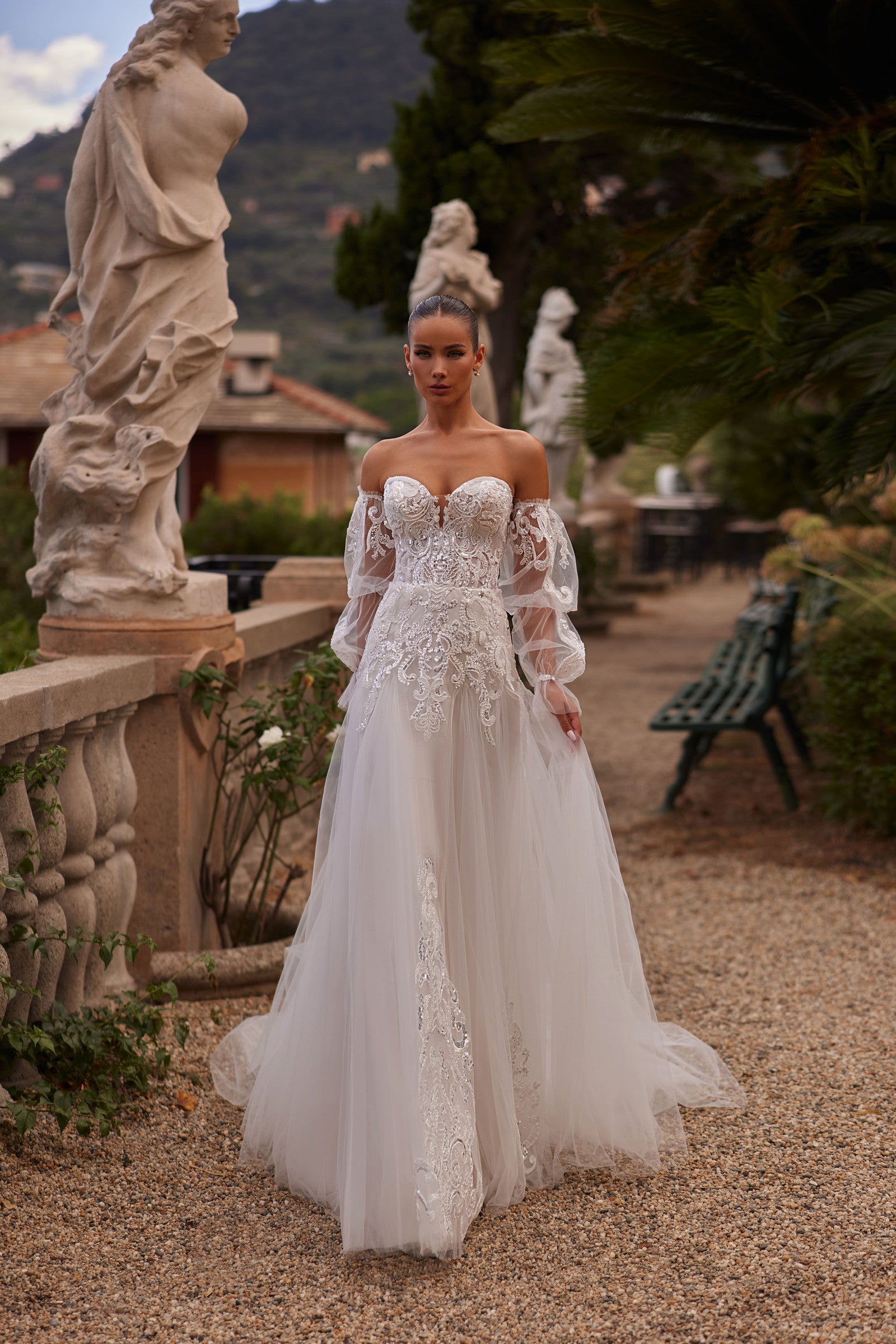 Robe de mariée Lady Di Bride 1415 – Bustier long cœur en dentelle et manches ballons longues amovibles