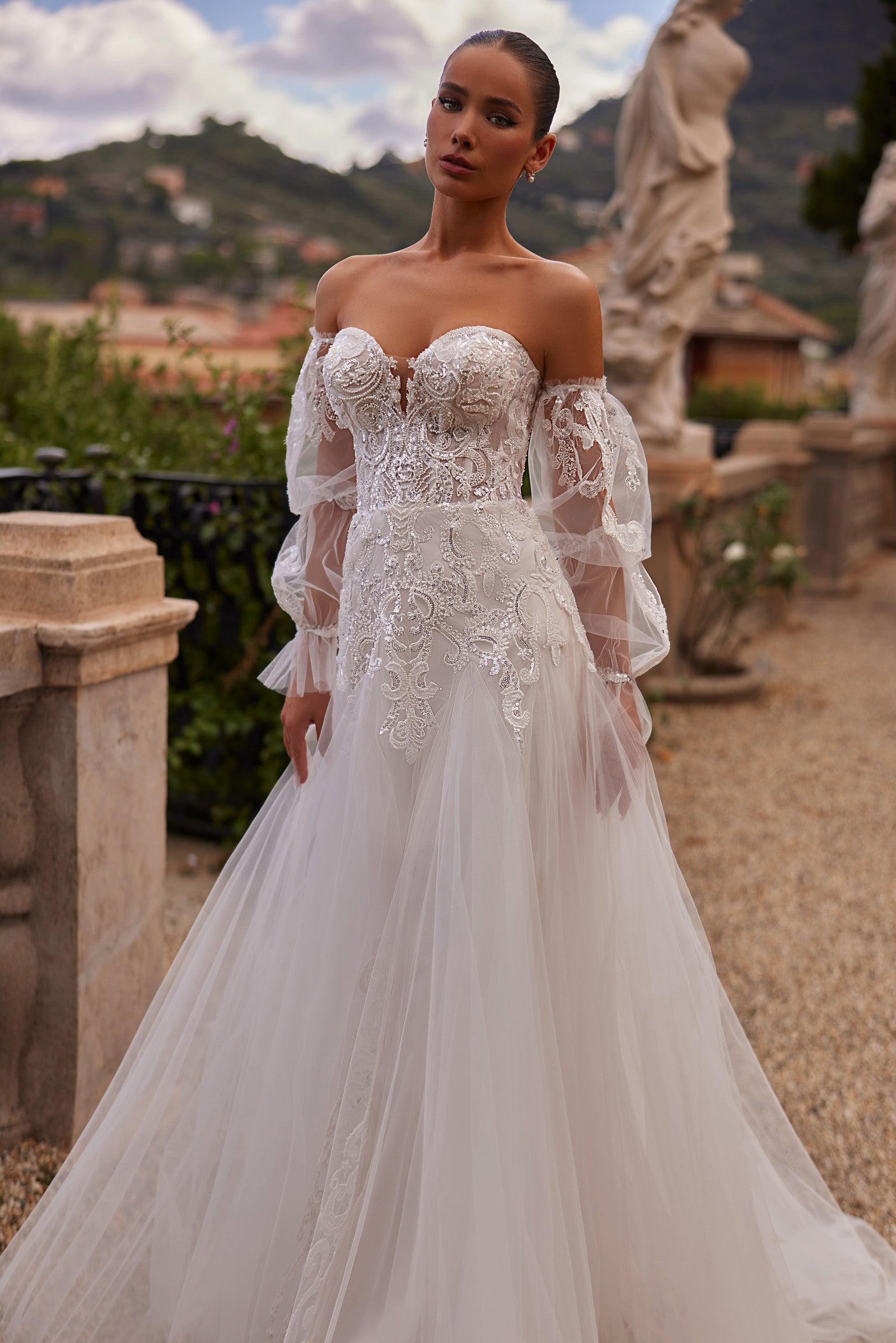 Robe de mariée Lady Di Bride 1415 – Bustier long cœur en dentelle et manches ballons longues amovibles