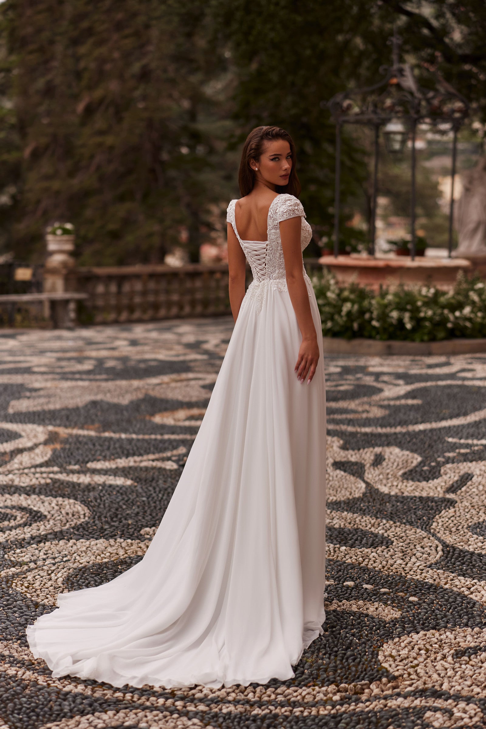 Robe de mariée Lady Di Bride 1419 – A-line fluide en mousseline avec fente et bustier dentelle