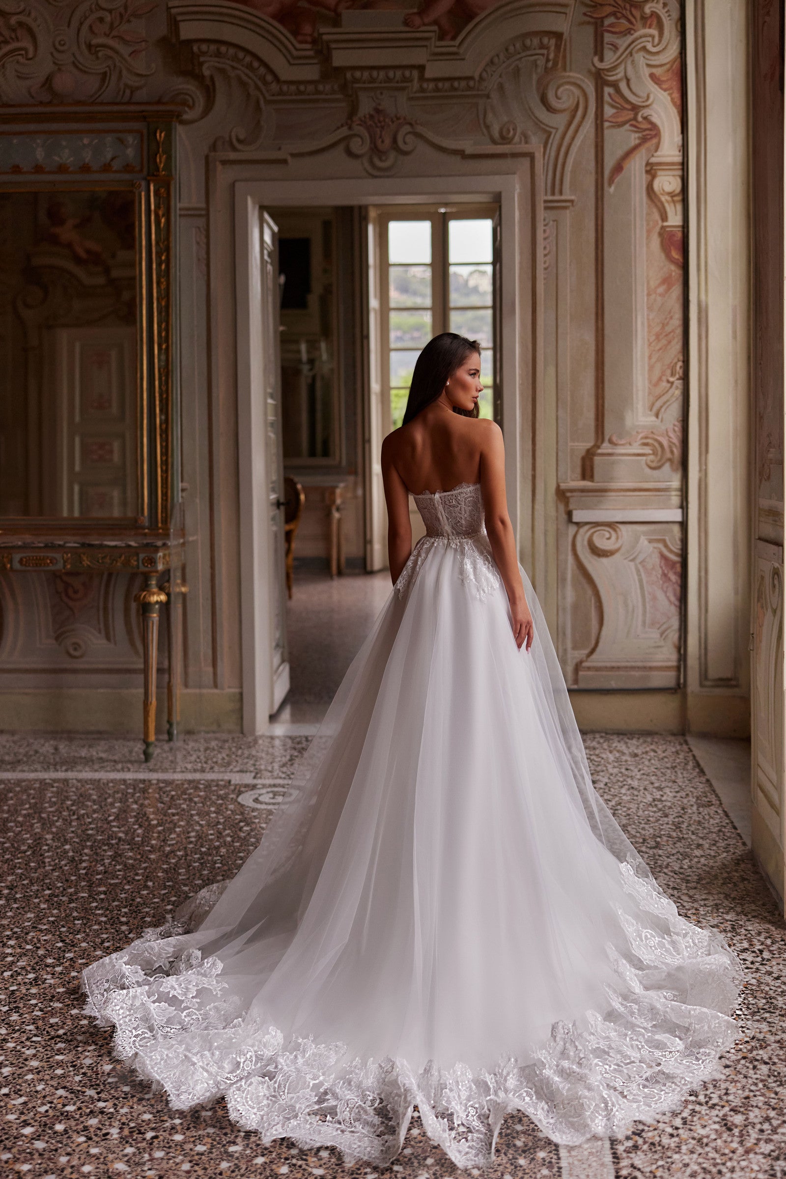 Brautkleid Lady Di Bride 1421 – Feines Spitzenkorsett-Oberteil und Tüllrock mit Schleppe