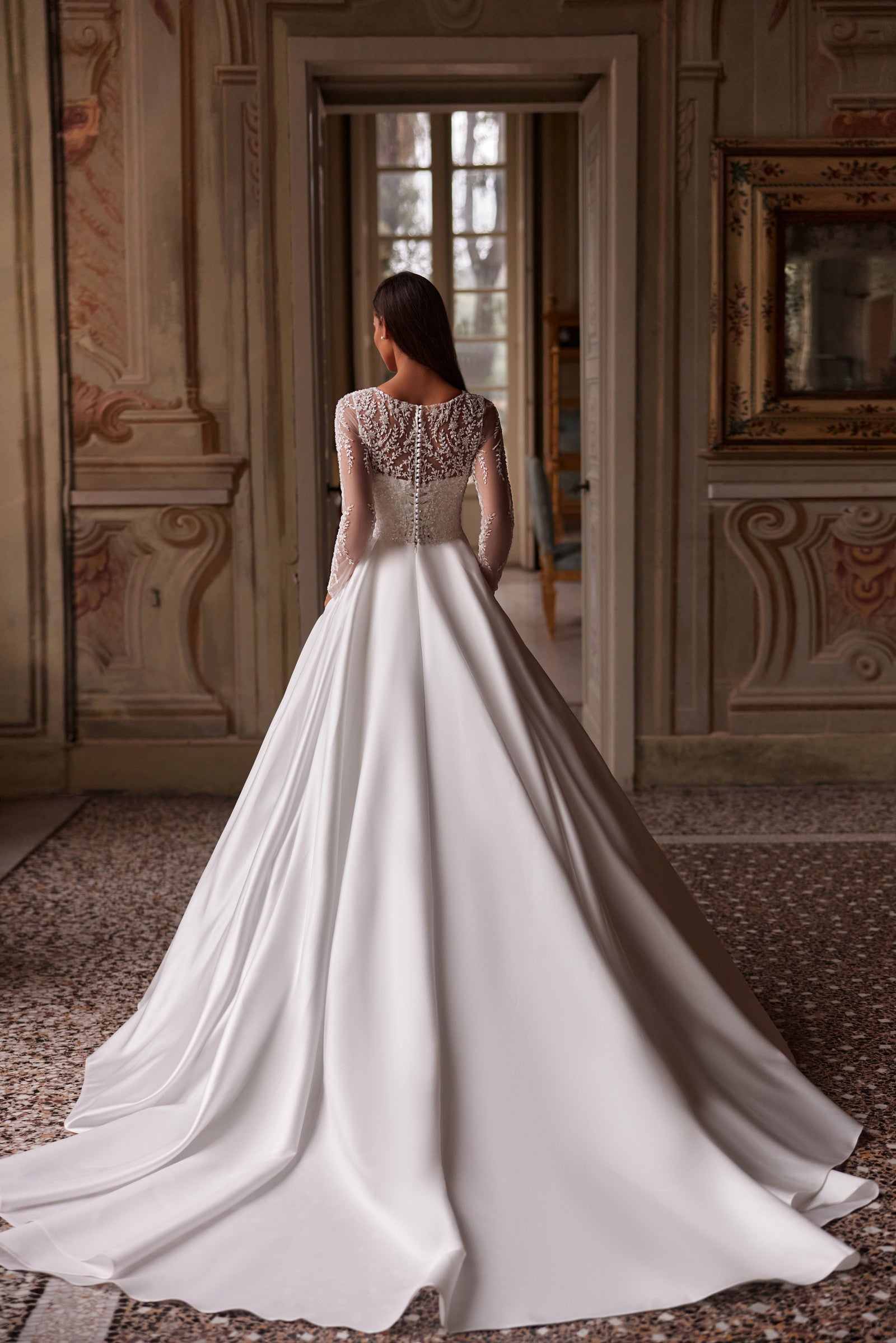 Robe de mariée Lady Di Bride 1424 – princesse en satin avec manches longues en dentelle