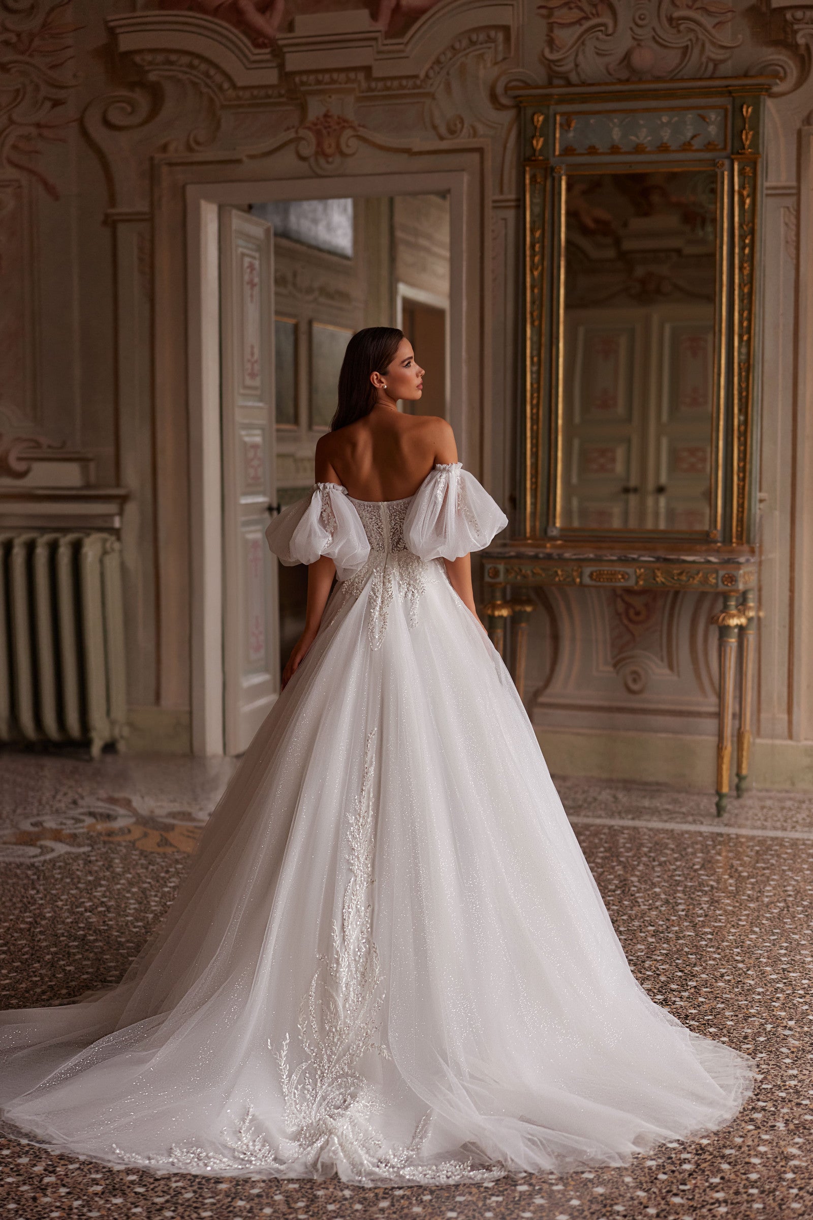 Brautkleid Lady Di Bride 1426 – im Prinzessinnenstil aus schimmerndem Tüll mit abnehmbaren Puffärmeln, Drapierungen und Spitze