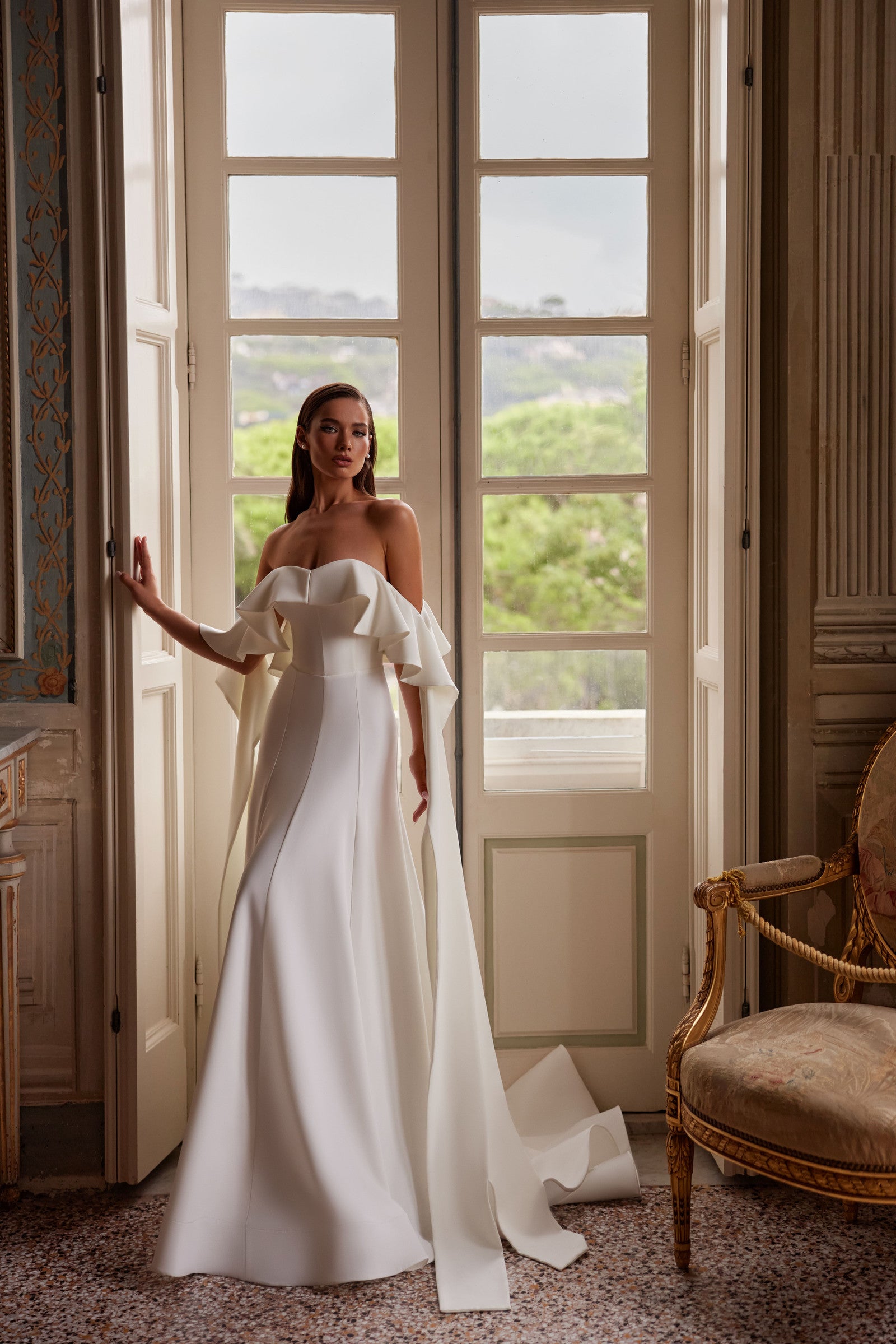 Robe de mariée Lady Di Bride 1427 – coupe droite en crêpe avec manches cape drapées col bateau
