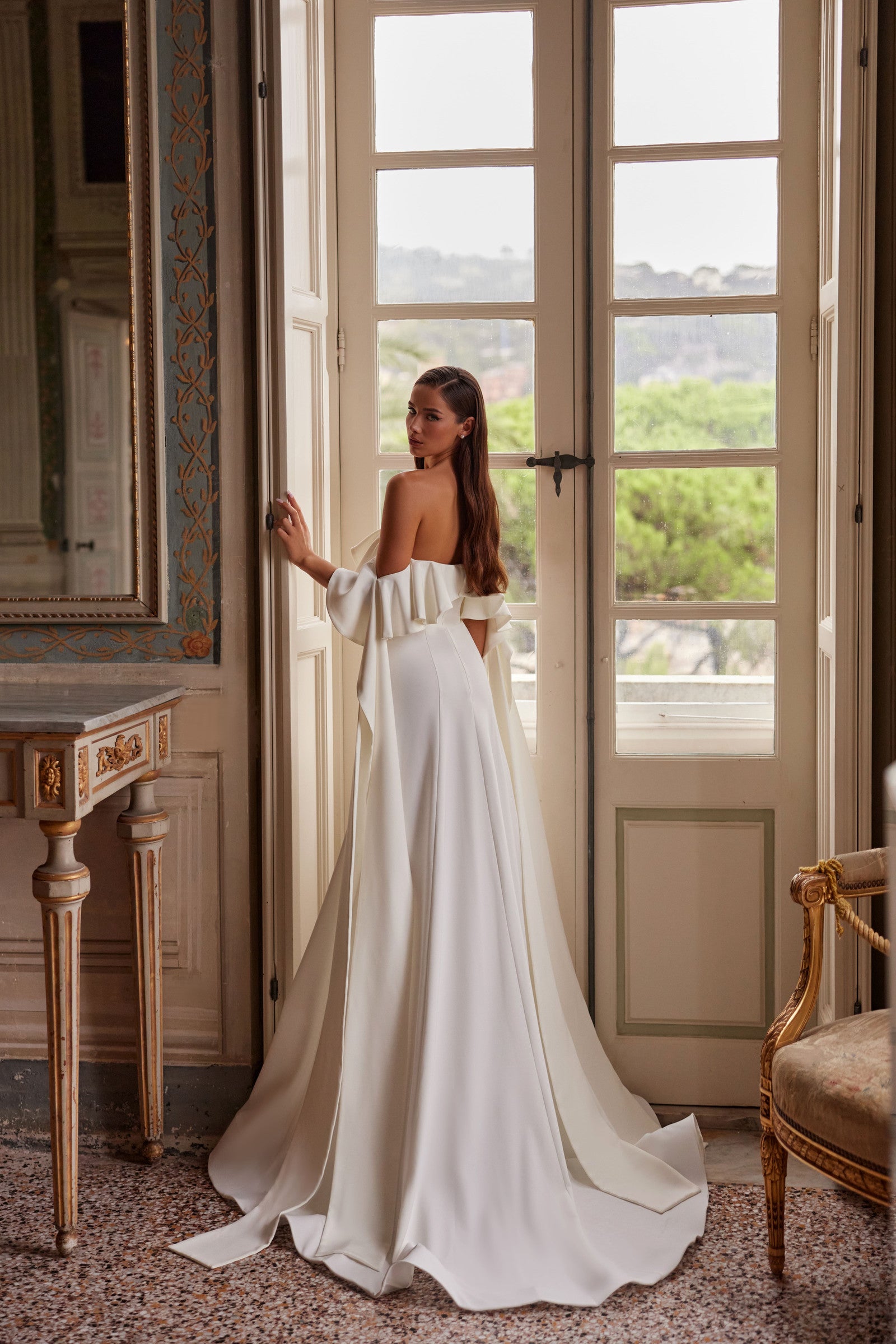 Robe de mariée Lady Di Bride 1427 – coupe droite en crêpe avec manches cape drapées col bateau