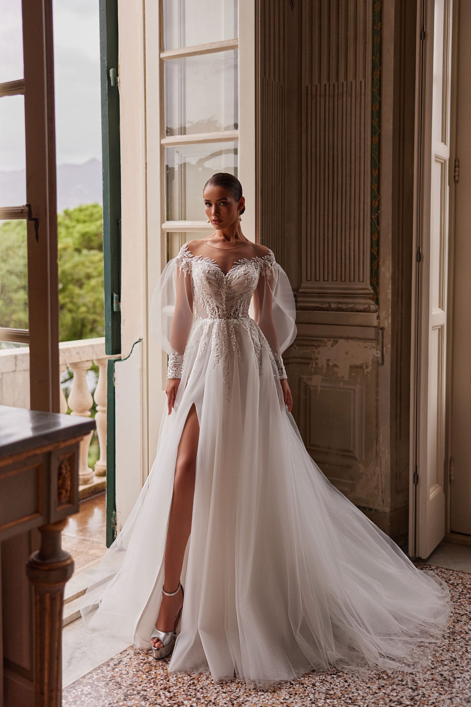 Robe de mariée Lady Di Bride 1430 – A-line en tulle avec manches bouffantes et fente glamour