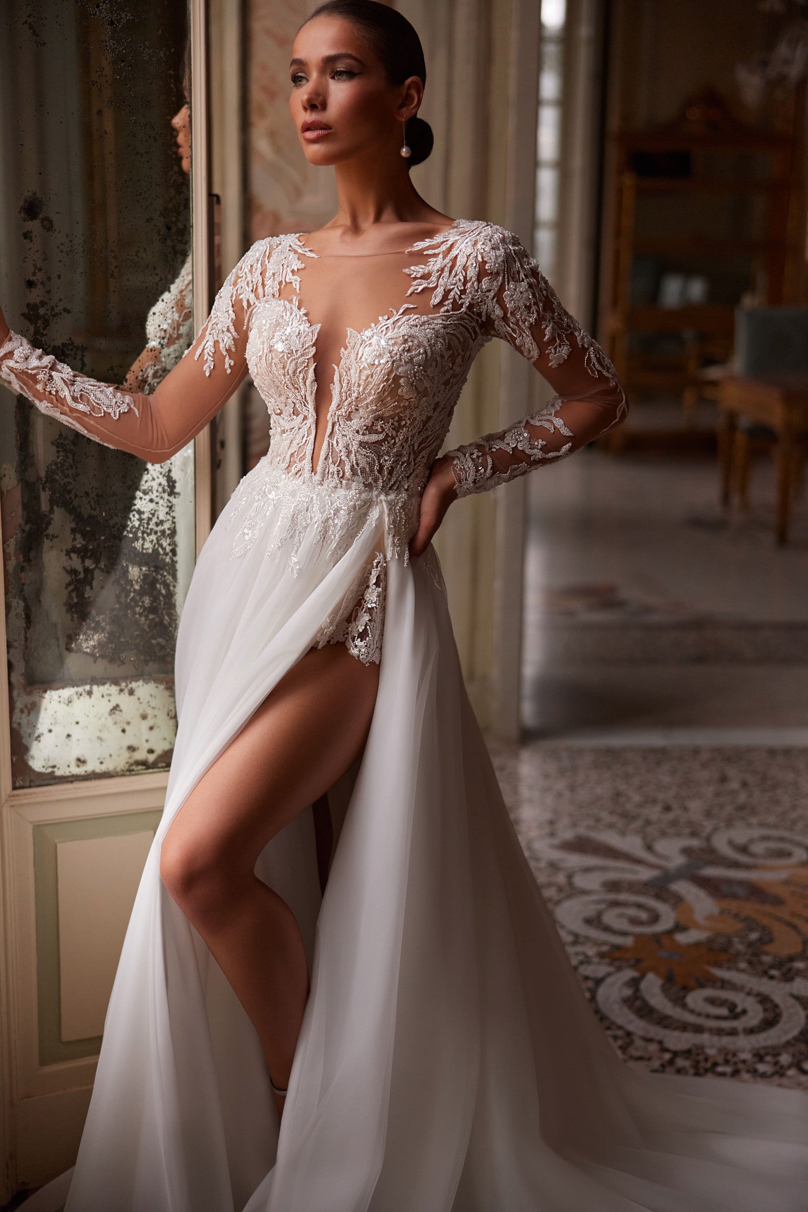 Robe de mariée Lady Di Bride 1431 – A-line fluide avec manches illusion, effet court fente élégante
