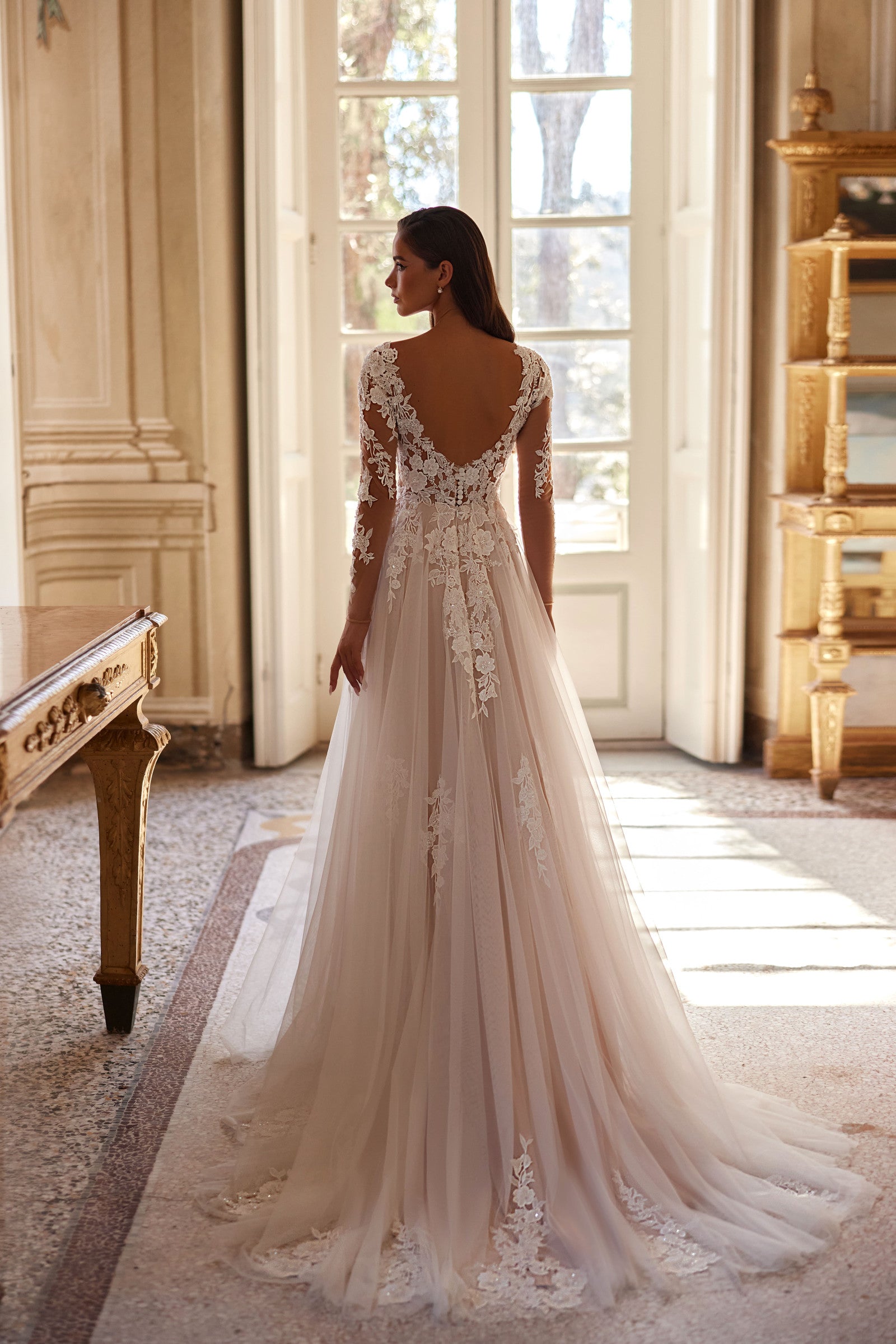 Robe de mariée Lady Di Bride 1432 – A-line en tulle avec manches longues en dentelle et traîne élégante