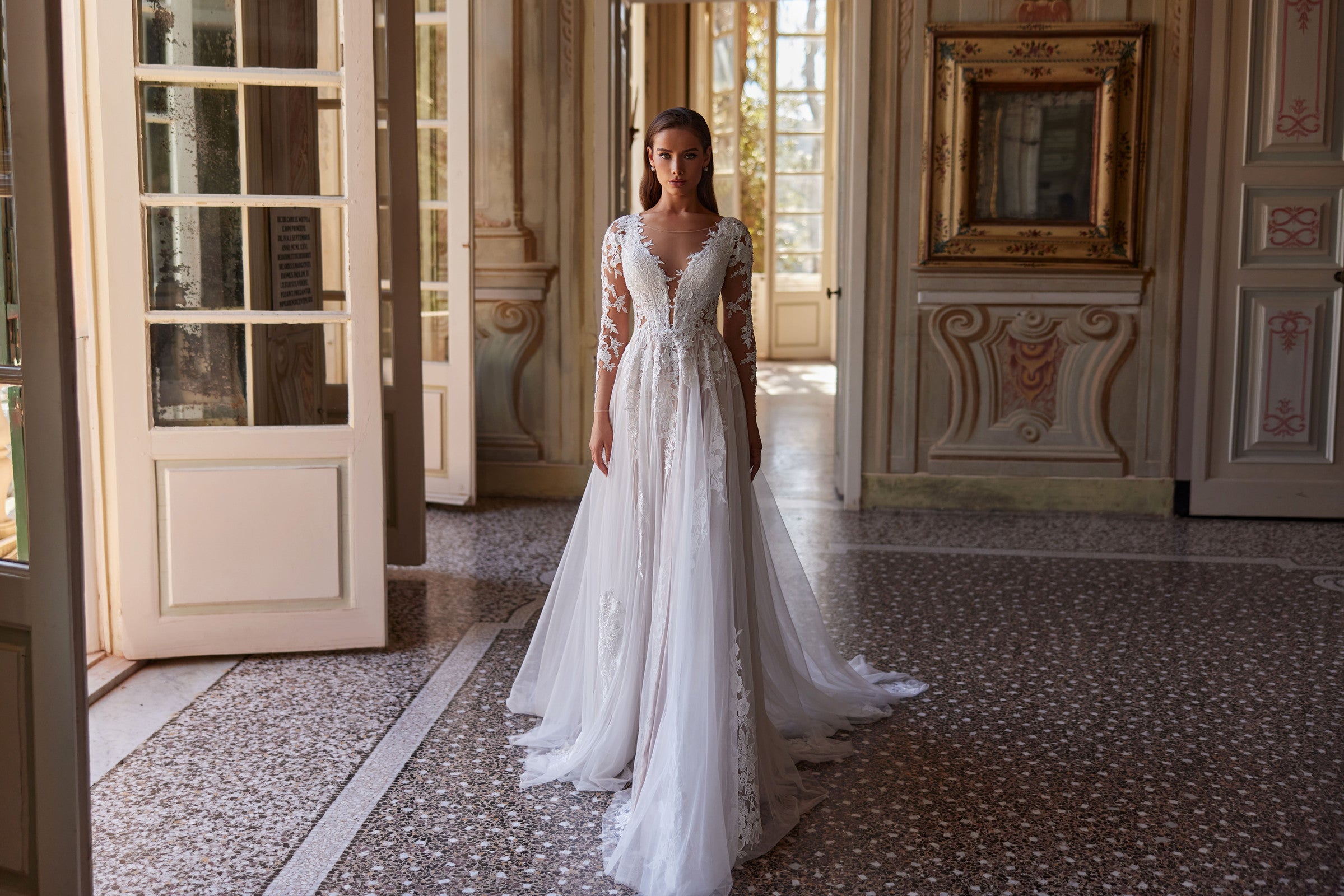 Robe de mariée Lady Di Bride 1432 – A-line en tulle avec manches longues en dentelle et traîne élégante