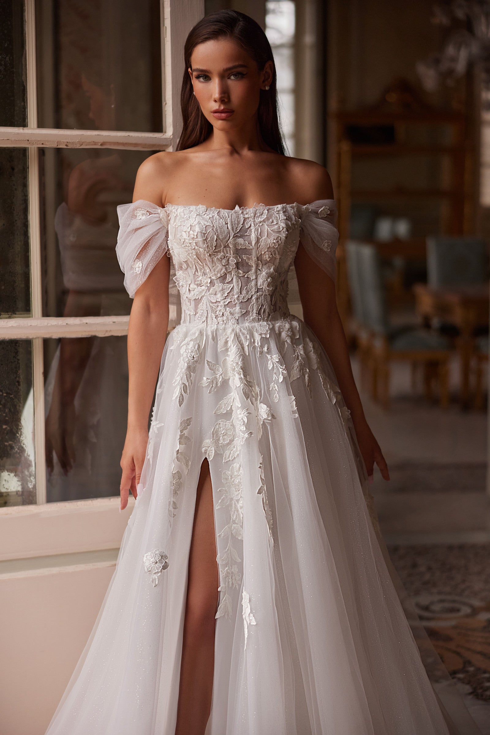 Robe de mariée Lady Di Bride 1433 – Bustier en dentelle, épaules dénudées et jupe fendue