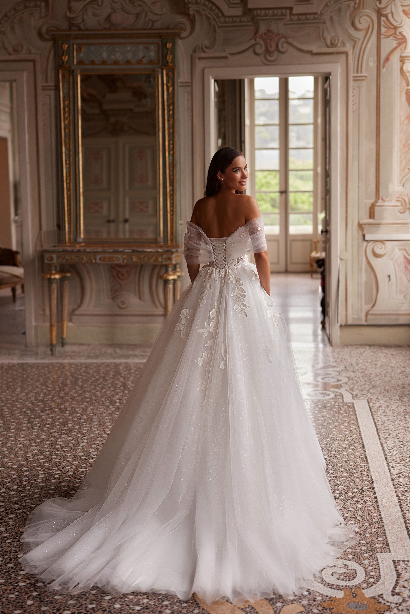 Robe de mariée Lady Di Bride 1433 – Bustier en dentelle, épaules dénudées et jupe fendue