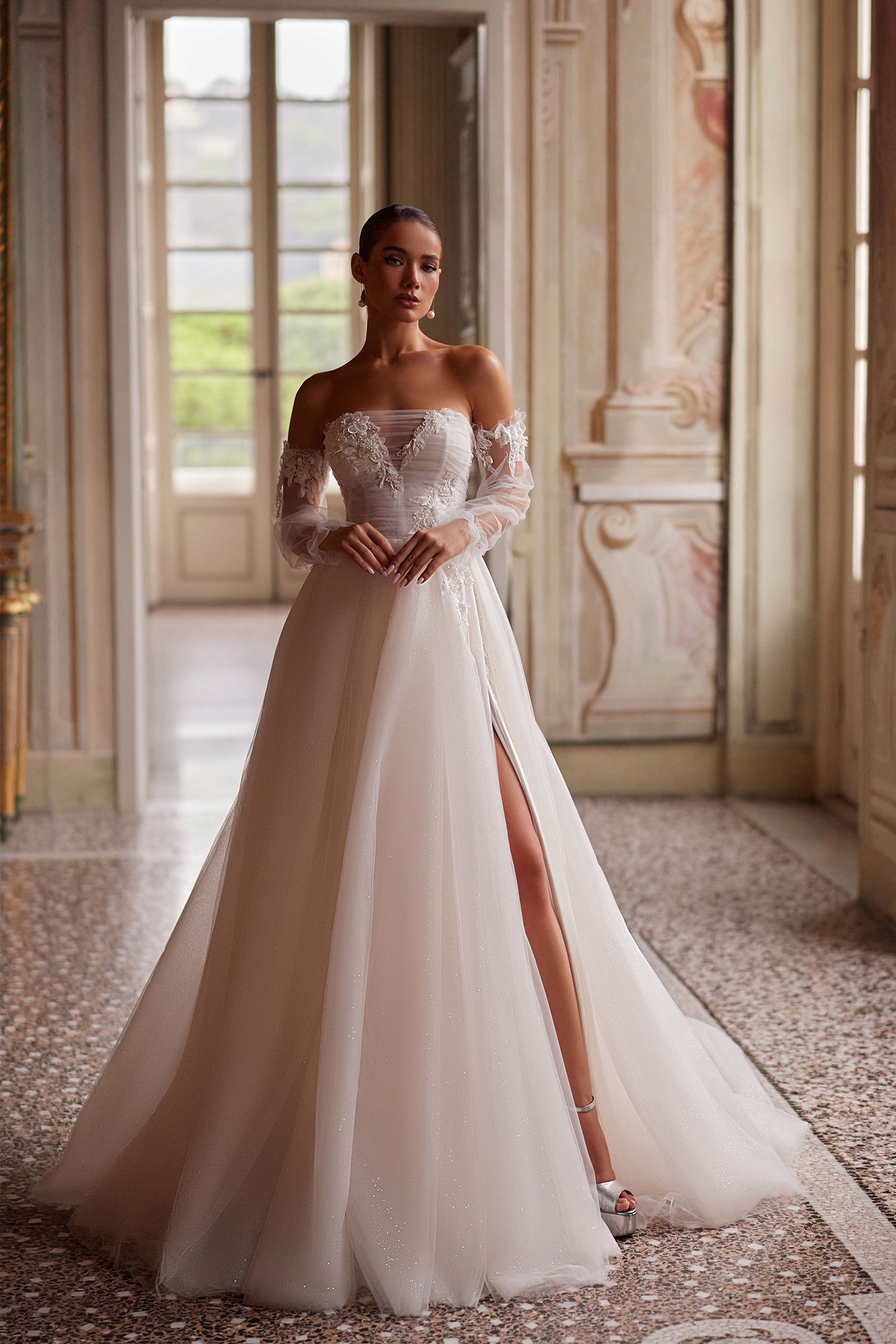 Robe de mariée Lady Di Bride 1434 – Bustier en dentelle, manches amovibles et jupe fluide fendue