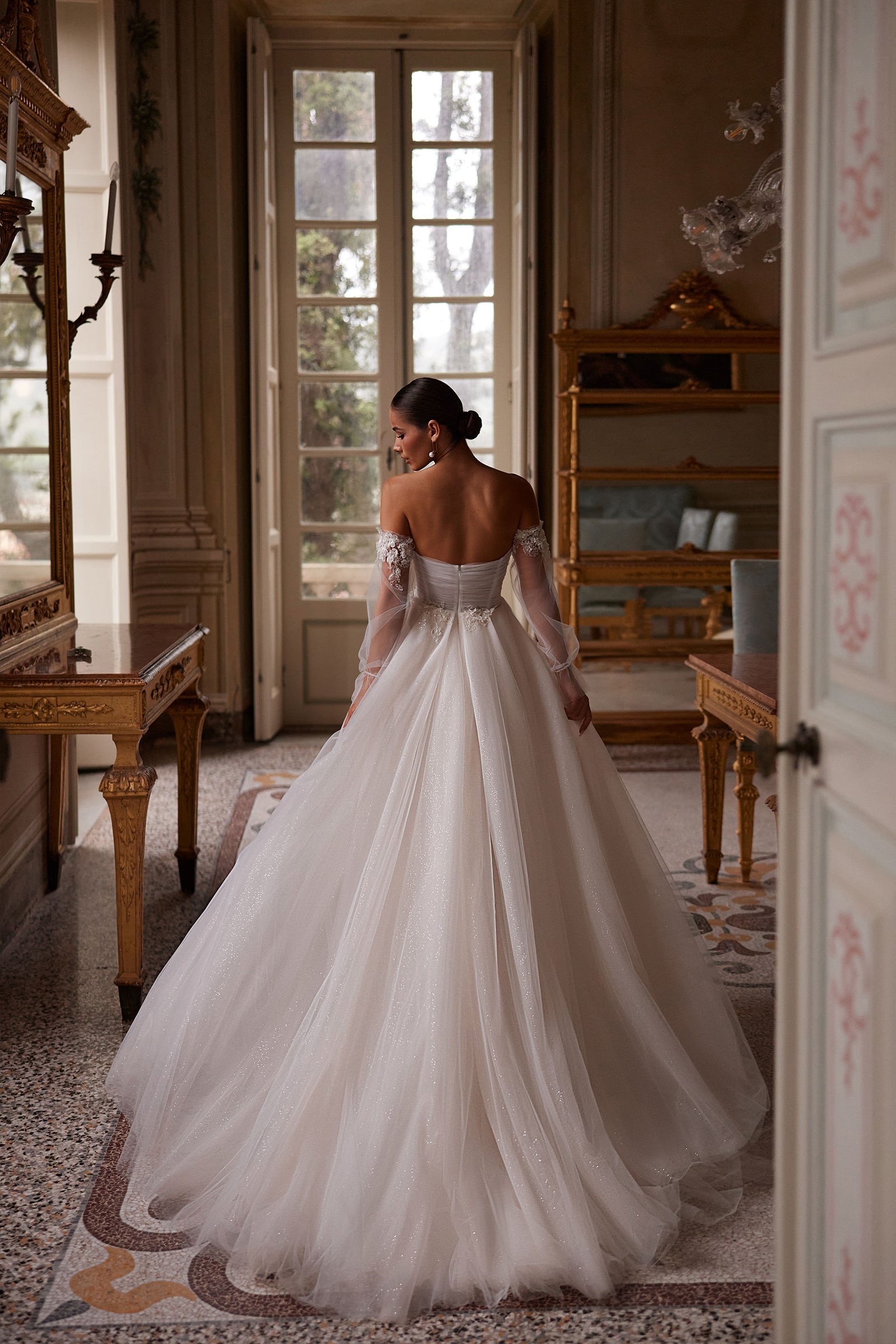 Robe de mariée Lady Di Bride 1434 – Bustier en dentelle, manches amovibles et jupe fluide fendue