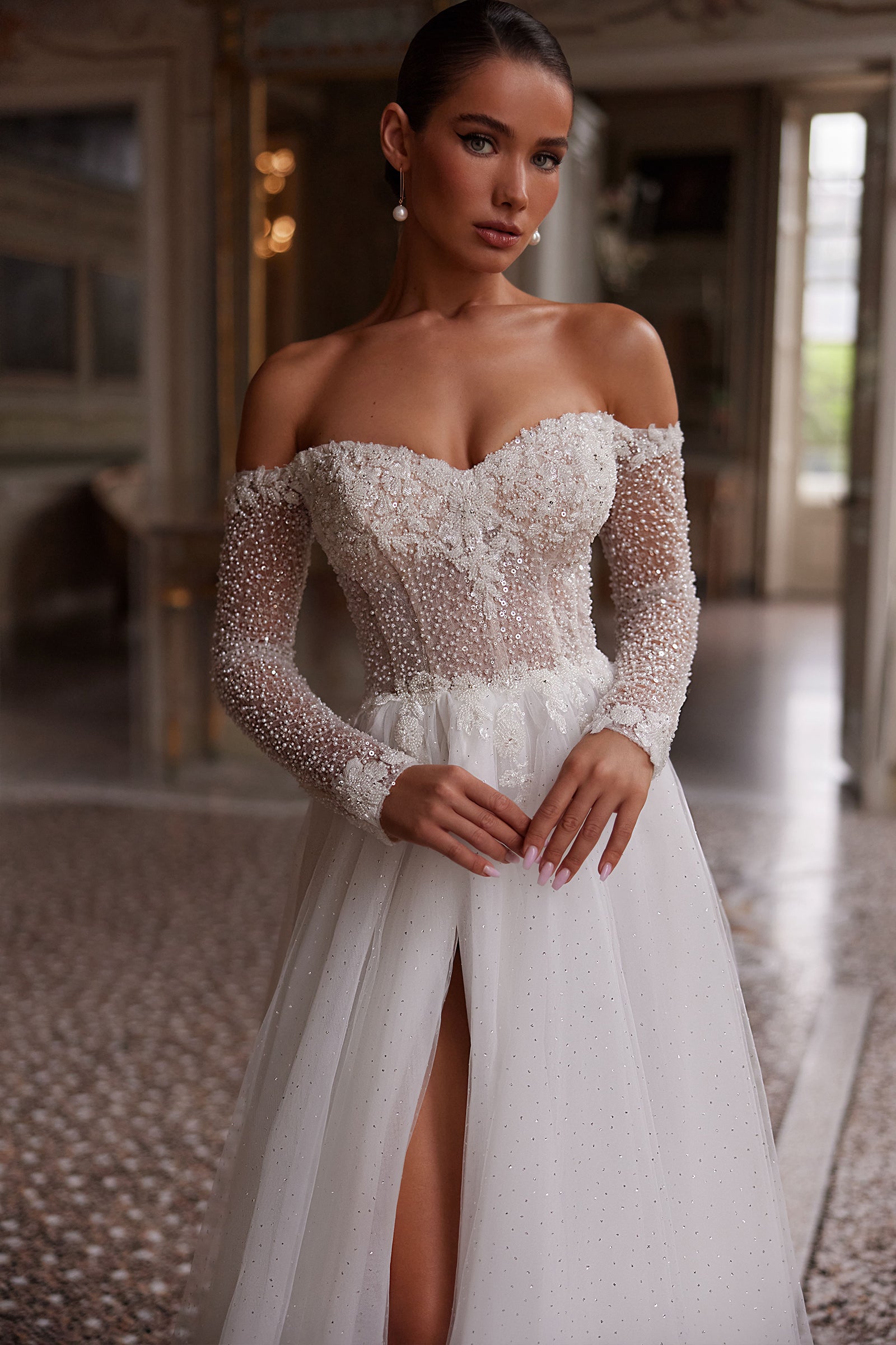 Robe de mariée Lady Di Bride 1435 – A-line col bateau en dentelle avec manches jupe fendue scintillante