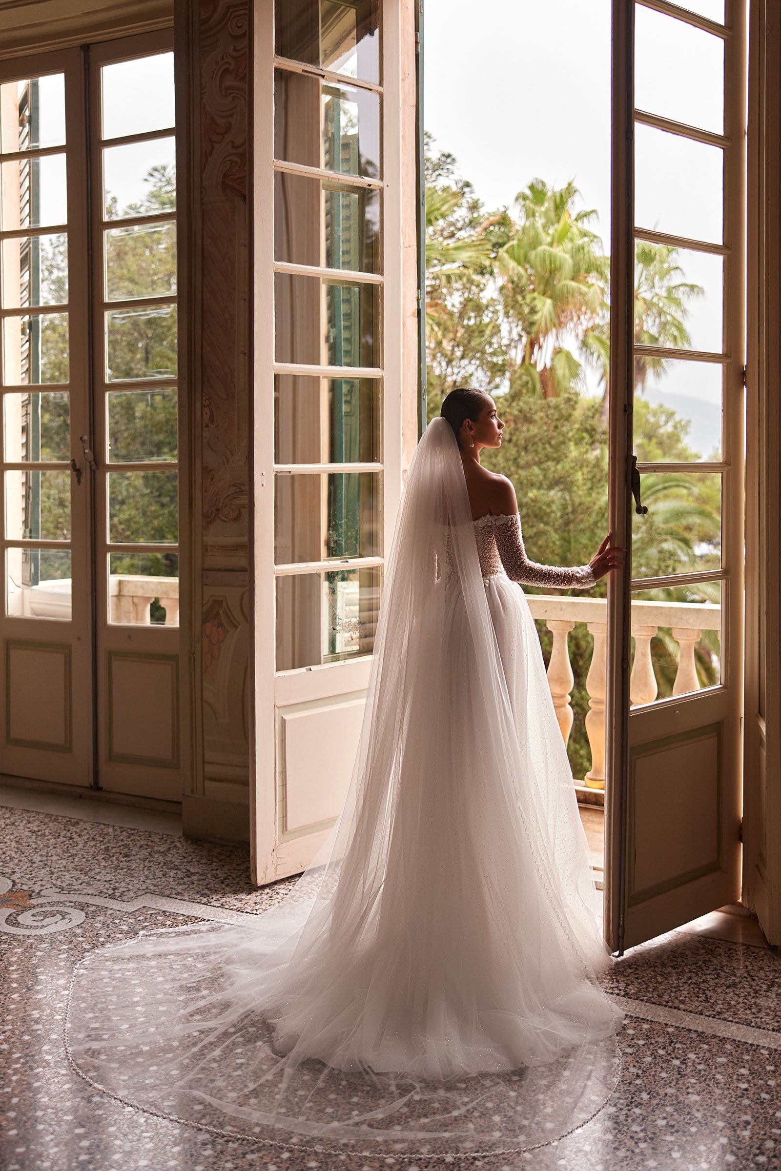 Robe de mariée Lady Di Bride 1435 – A-line col bateau en dentelle avec manches jupe fendue scintillante