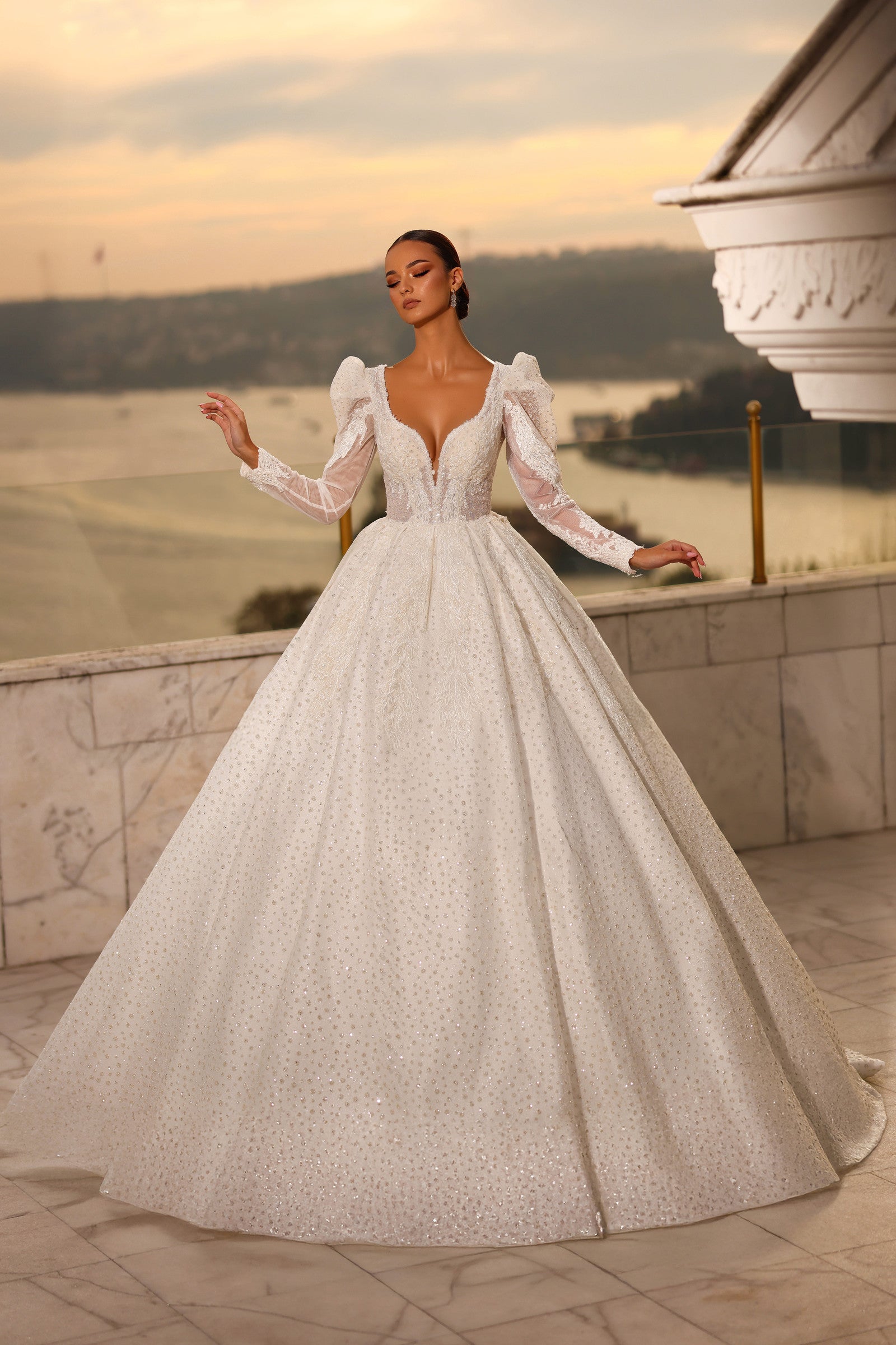Robe de mariée Lady Di Bride 1502 – Princesse en tulle scintillant brodé et manches longues épaulés